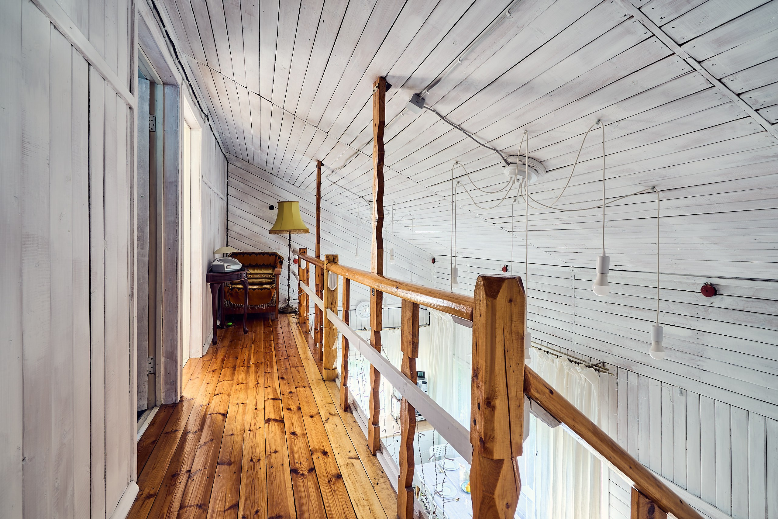 Интерьерная фотография мезонина с балюстрадой