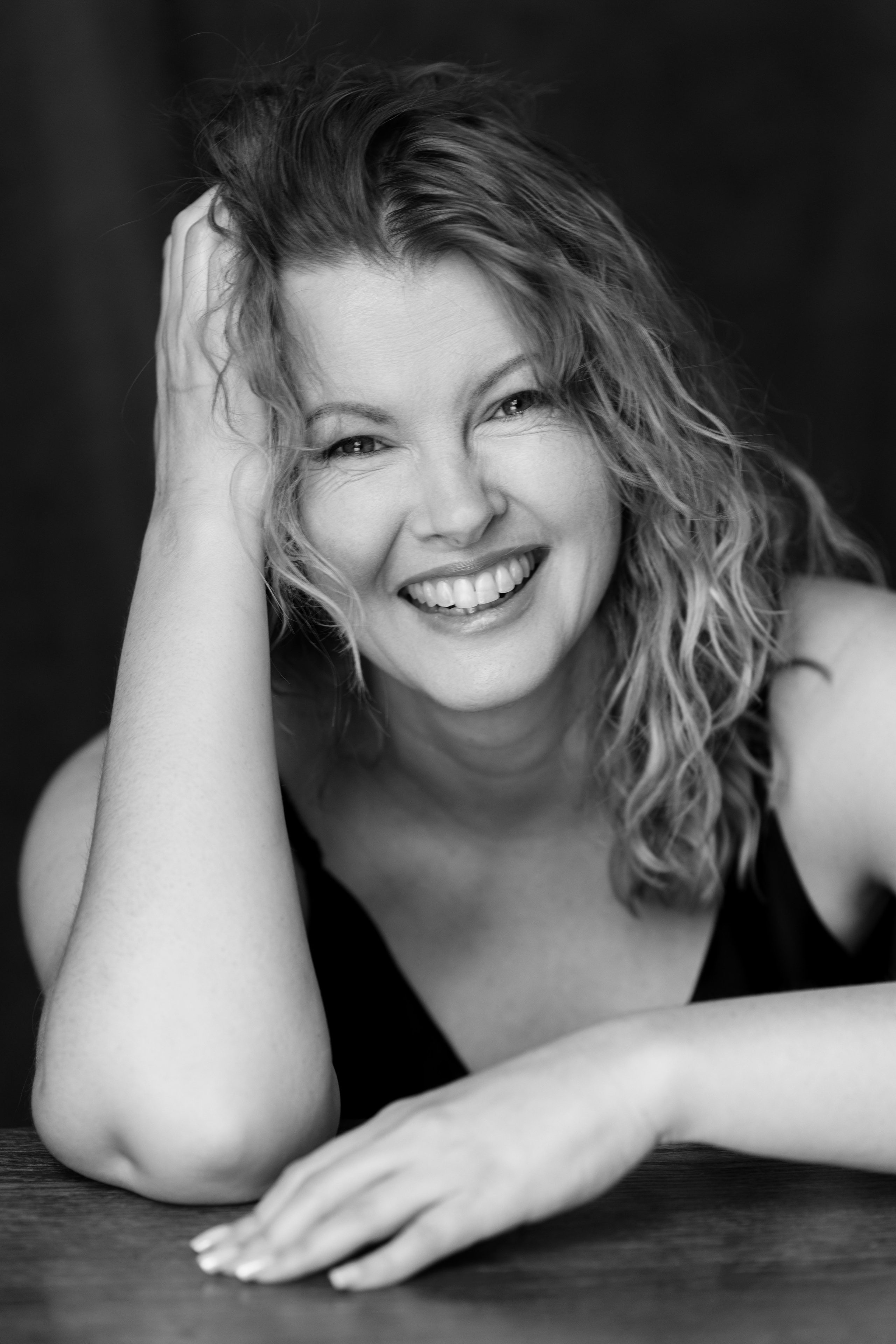 Чёрно-белый портрет крупным планом, спокойное выражение лица, мягкий студийный свет