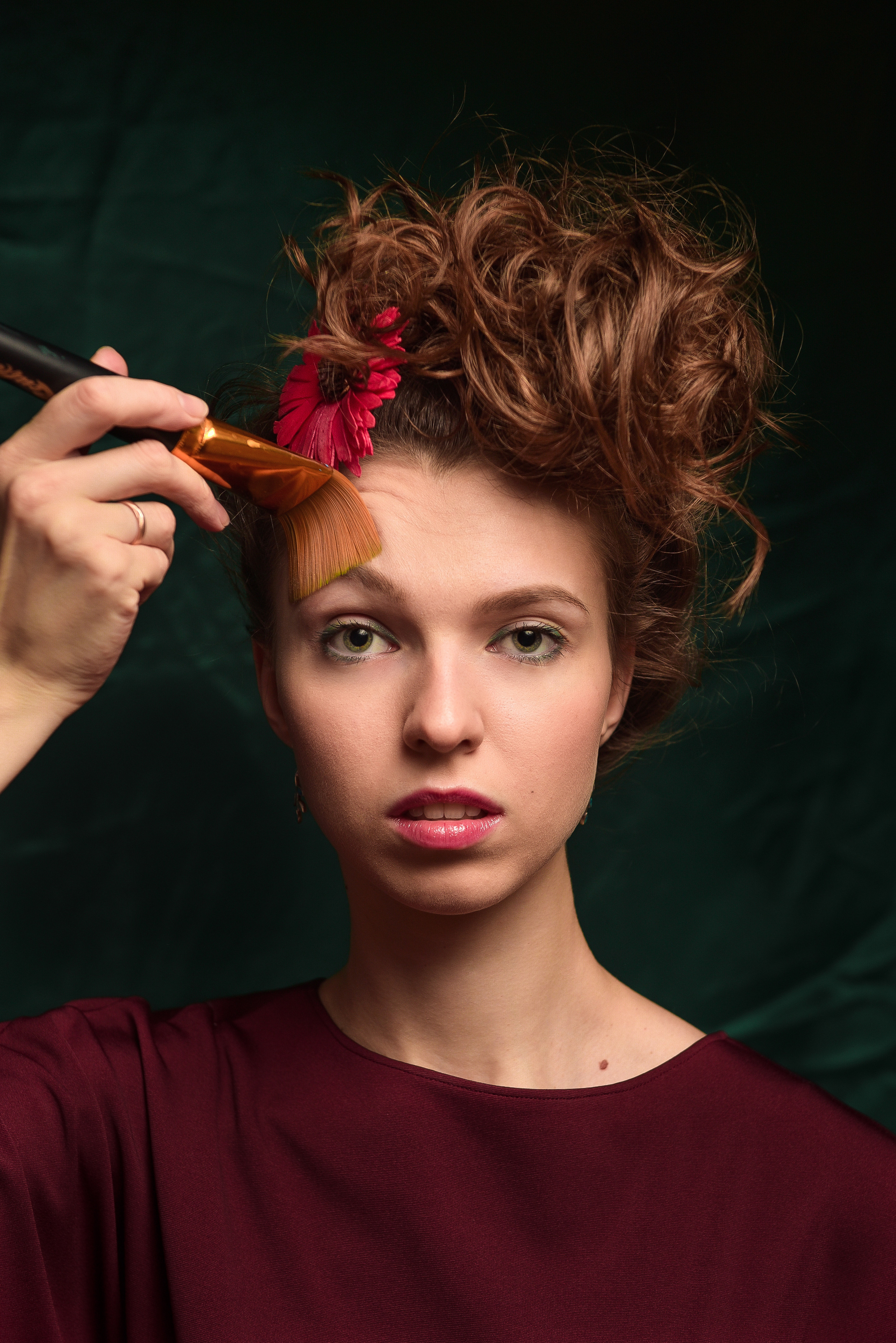 Портрет девушки с кистью