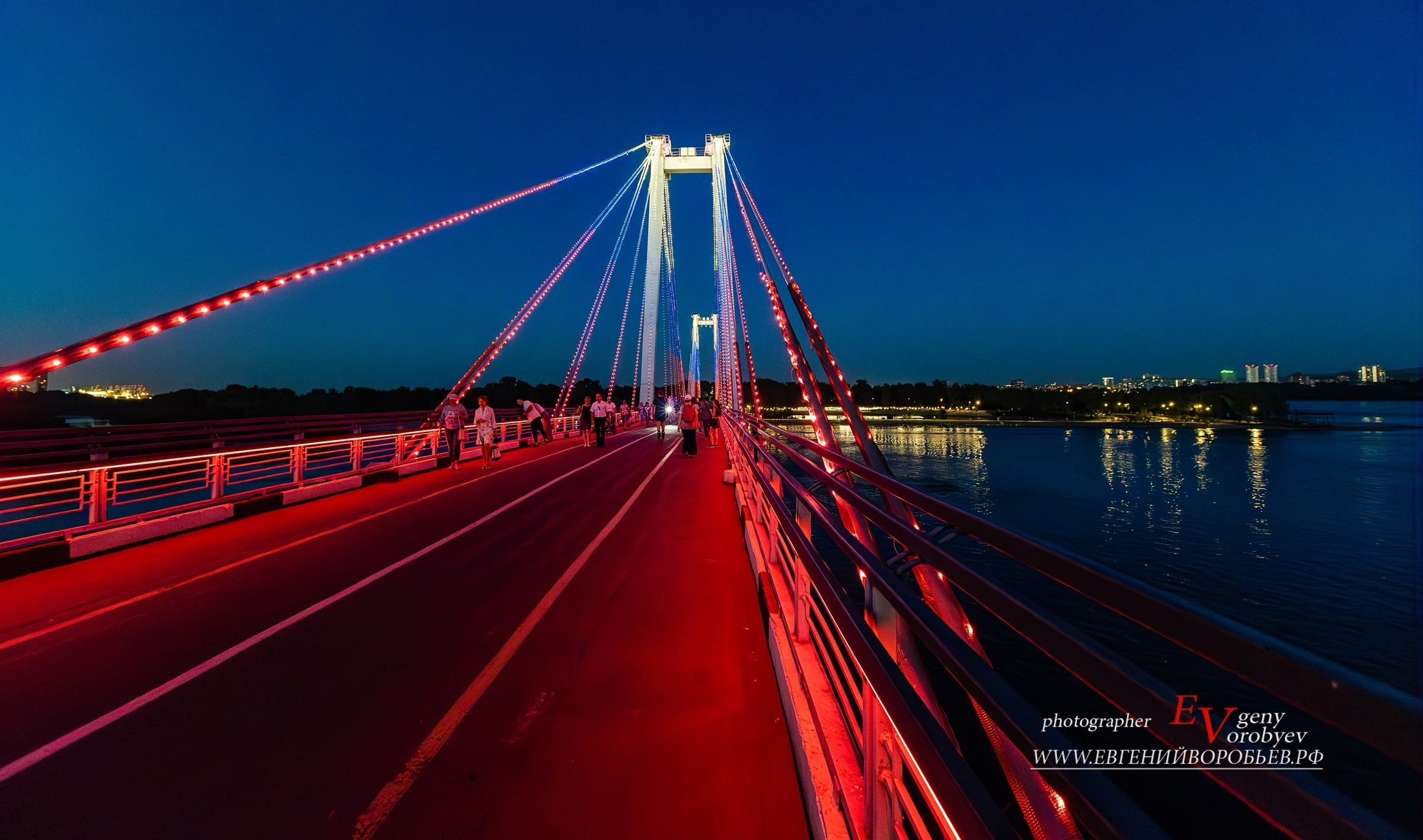 Красноярск экскурсии индивидуальный тур фото интересные места что посмотреть куда сходить что посетить достопримечательности Красноярска фототур фотосессия аренда кабриолета аренда микроавтобуса трансфер цена заказать экскурсию программа маршрут смотровые площадки видовые красивые места Национальный парк заповедник Столбы Дивногорск Красноярская ГЭС путешествие туристический маршрут место силы Часовня Параскевы Пятницы Коммунальный мост остров Татышев Бобровый лог Николаевская сопка набережная Енисея село Овсянка музей Астафьева Караульная гора Виноградовский мост гид экскурсовод индивидуальная экскурсия фотосъемка виды на Енисей фанпарк Бобровый лог парк флоры и фауны Роев ручей Торгашинский хребет скала Такмак вантовый мост куда сходить цены расписание заказать онлайн экскурсионное обслуживание трансфер на комфортабельном автобусе Речной вокзал