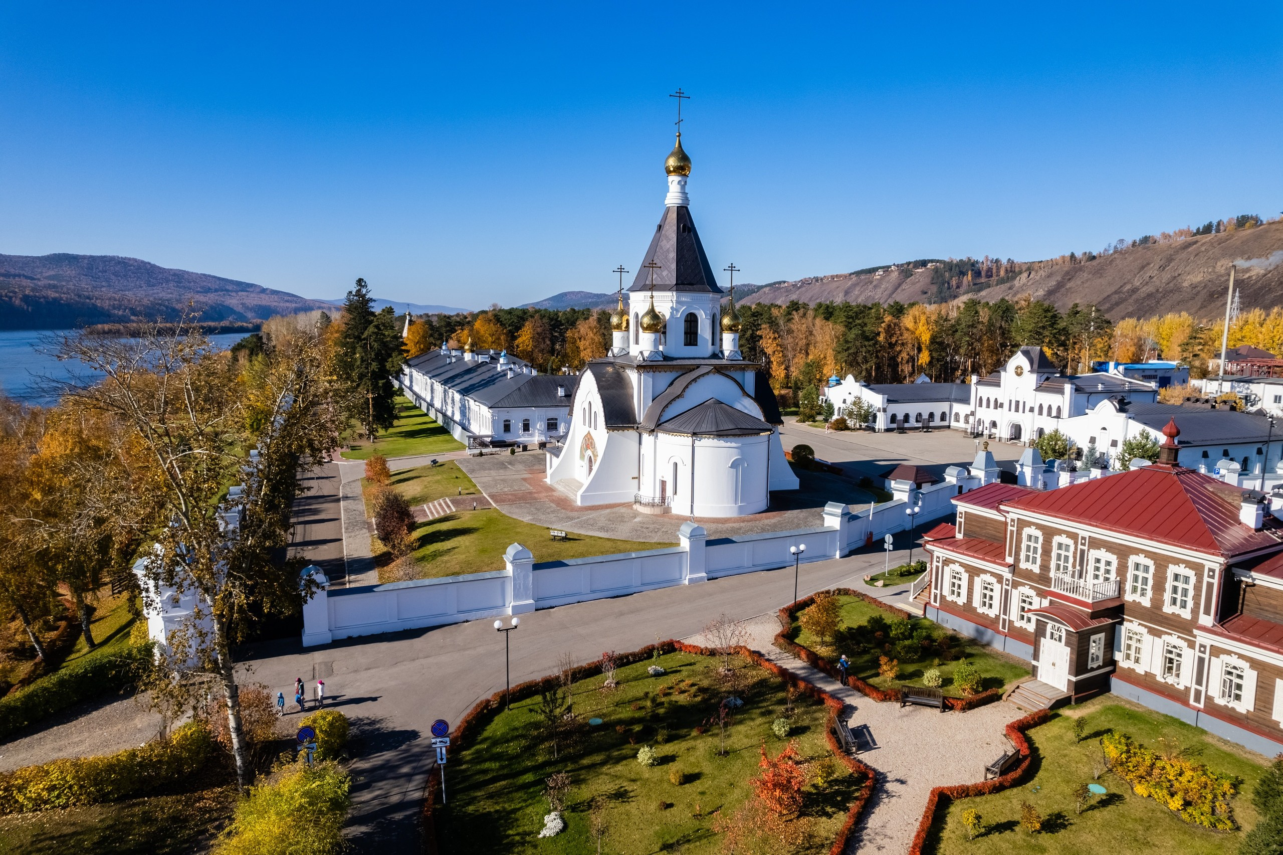 Мужской монастырь экскурсии Красноярск индивидуальный тур фото фототур фотосессия аренда кабриолета аренда микроавтобуса трансфер цена заказать экскурсию программа маршрут гид экскурсовод индивидуальная экскурсия фотосъемка интересные места достопримечательности что посмотреть куда сходить что посетить смотровые площадки видовые красивые места Национальный парк заповедник Столбы Дивногорск Красноярская ГЭС путешествие туристический маршрут место силы Часовня Параскевы Пятницы Коммунальный мост остров Татышев Бобровый лог Николаевская сопка набережная Енисея село Овсянка музей Астафьева Караульная гора Виноградовский мост виды на Енисей фанпарк Бобровый лог парк флоры и фауны Роев ручей Торгашинский хребет скала Такмак вантовый мост куда сходить цены расписание заказать онлайн экскурсионное обслуживание трансфер на комфортабельном автобусе