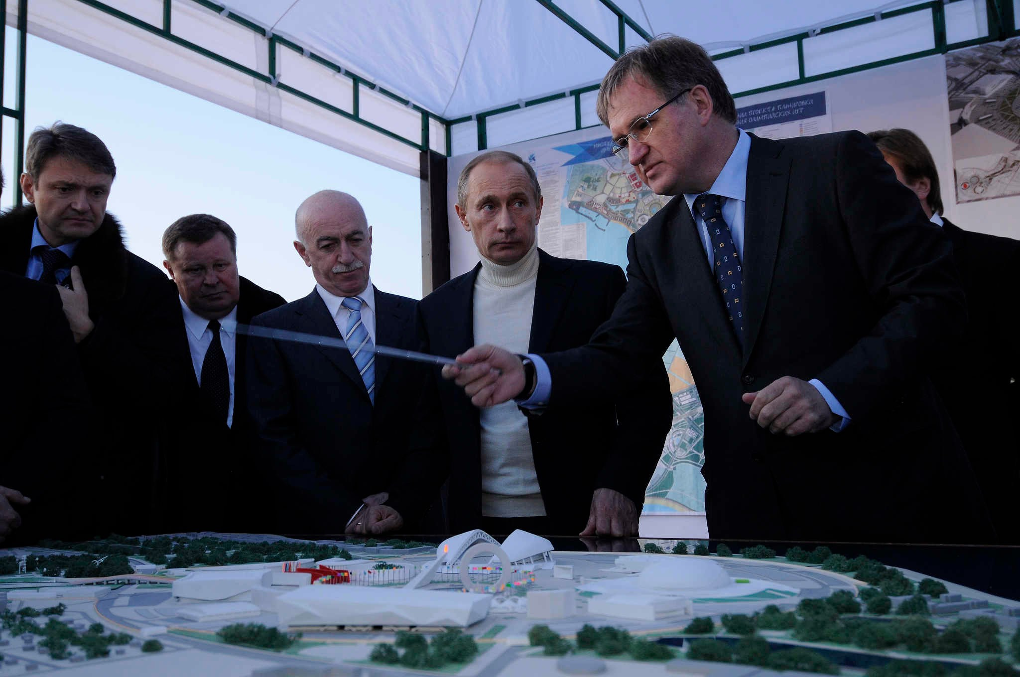 Архитектор Большой ледовой арены для хоккея с шайбой показывает Владимиру Путину макет будущего стадиона.