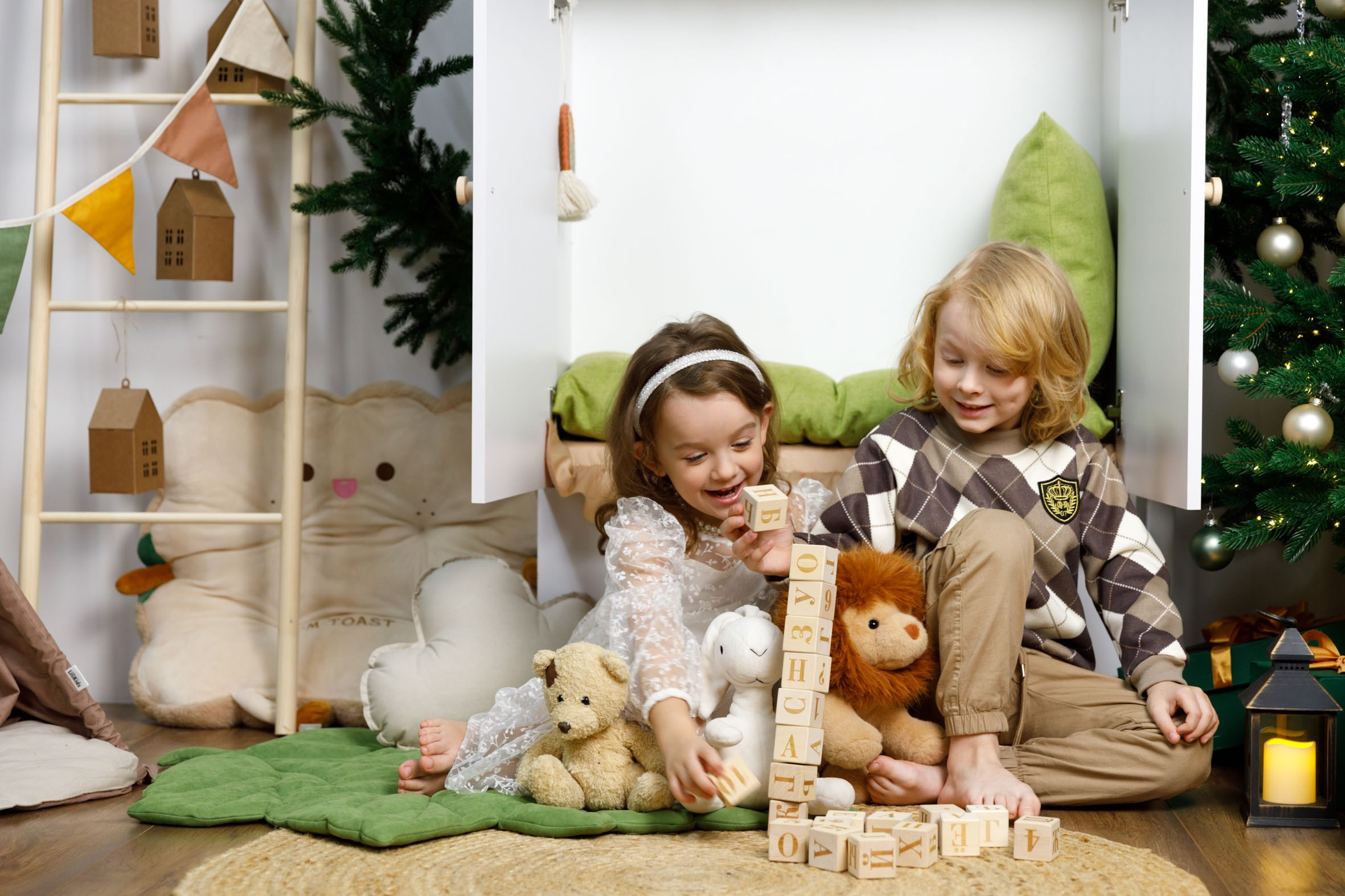 Из чего же сделано новогоднее настроение? Из совместных игр под елкой, болтовней с лучшей подружкой, созерцанием горящей свечи. Фотограф Анна Телекаева, выпускные альбомы, семейные и репортажные съемки в Омске