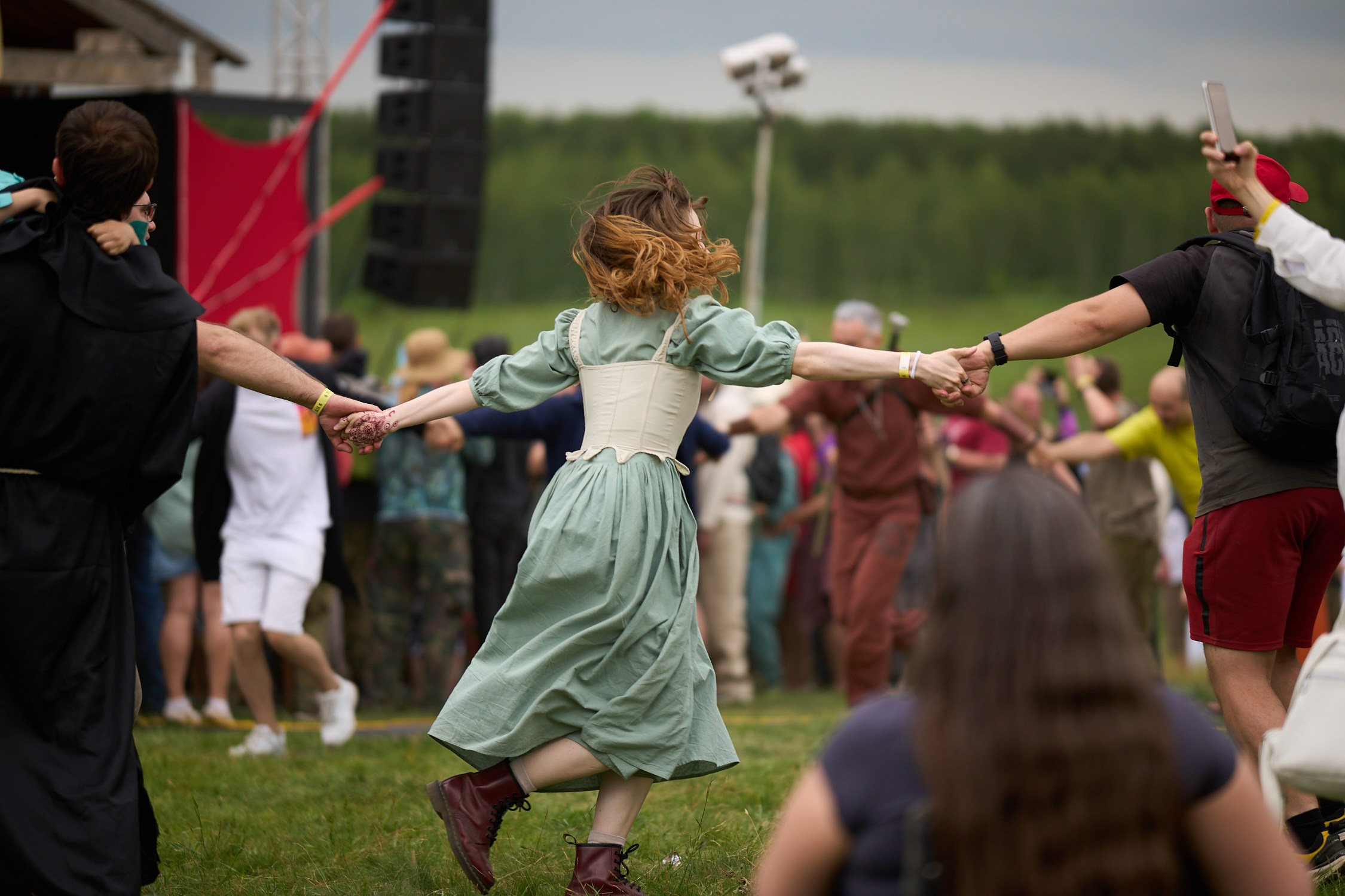 Фотографирует красивое Денис Горностаев