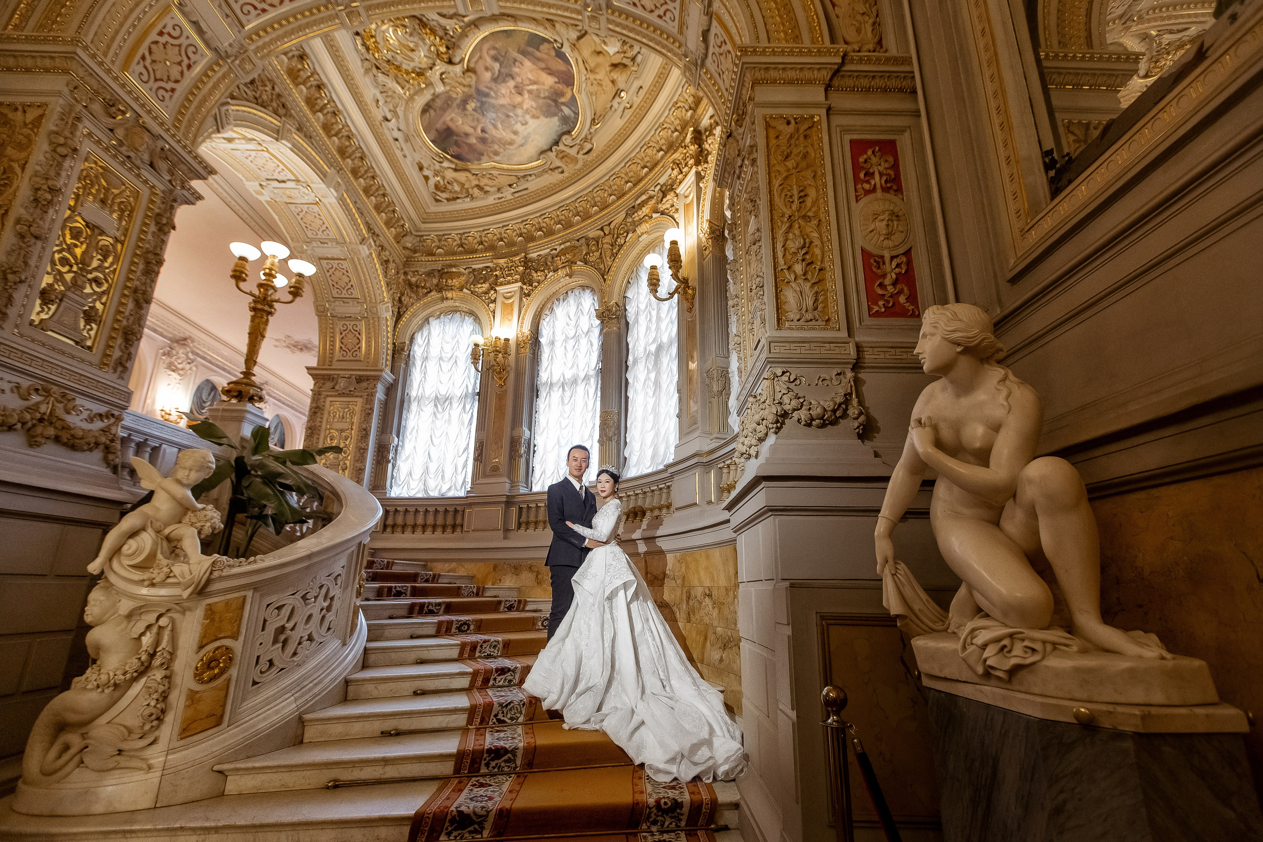 Жених и невеста на золотой лестнице в Дворце Князя Владимира