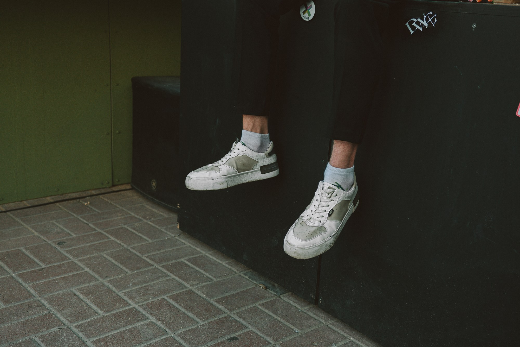 Стрит-фотосессия в Тюмени — Surf Coffee, Бар Двор. Портретный фотограф Тюмень Дарья Мустафина