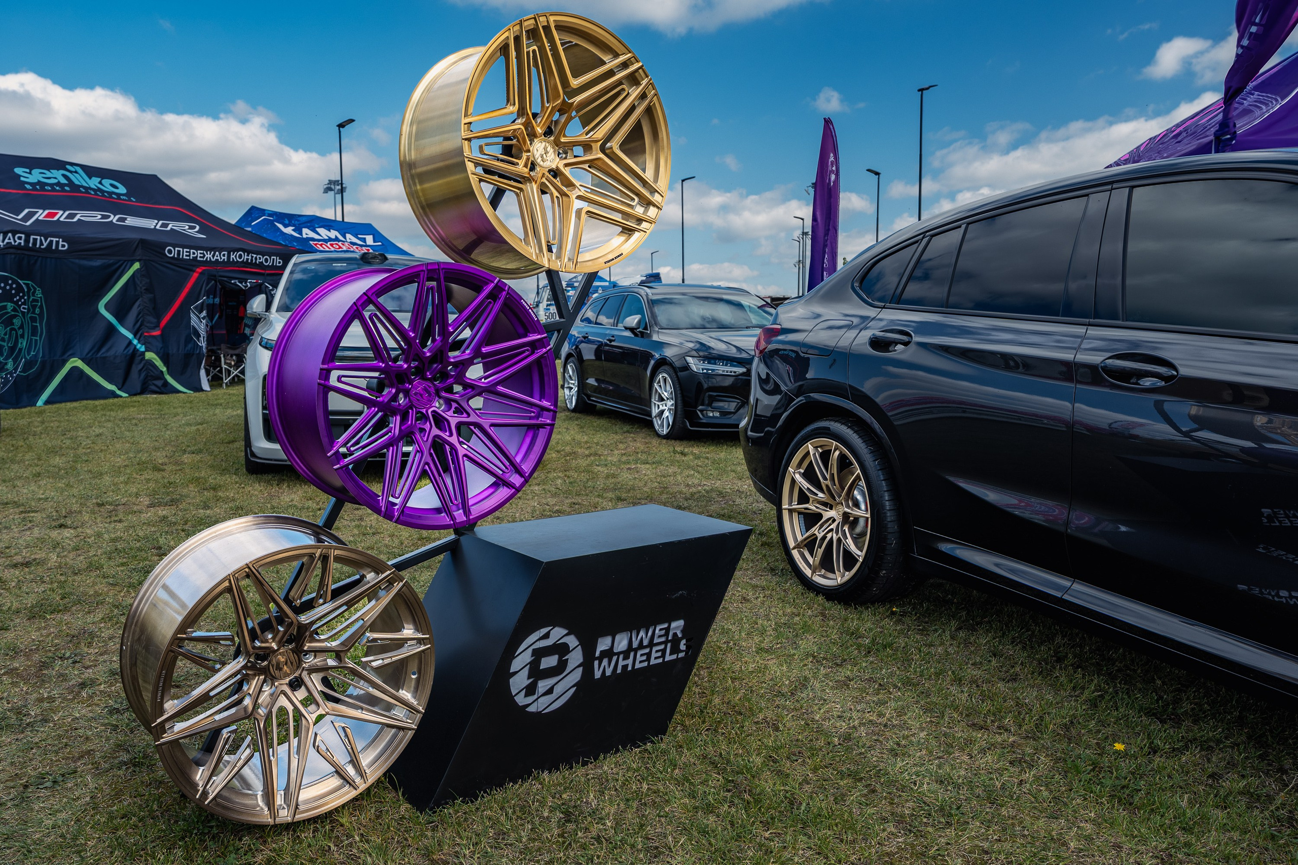Стенд PowerWheels с коваными дисками и автомобилем BMW