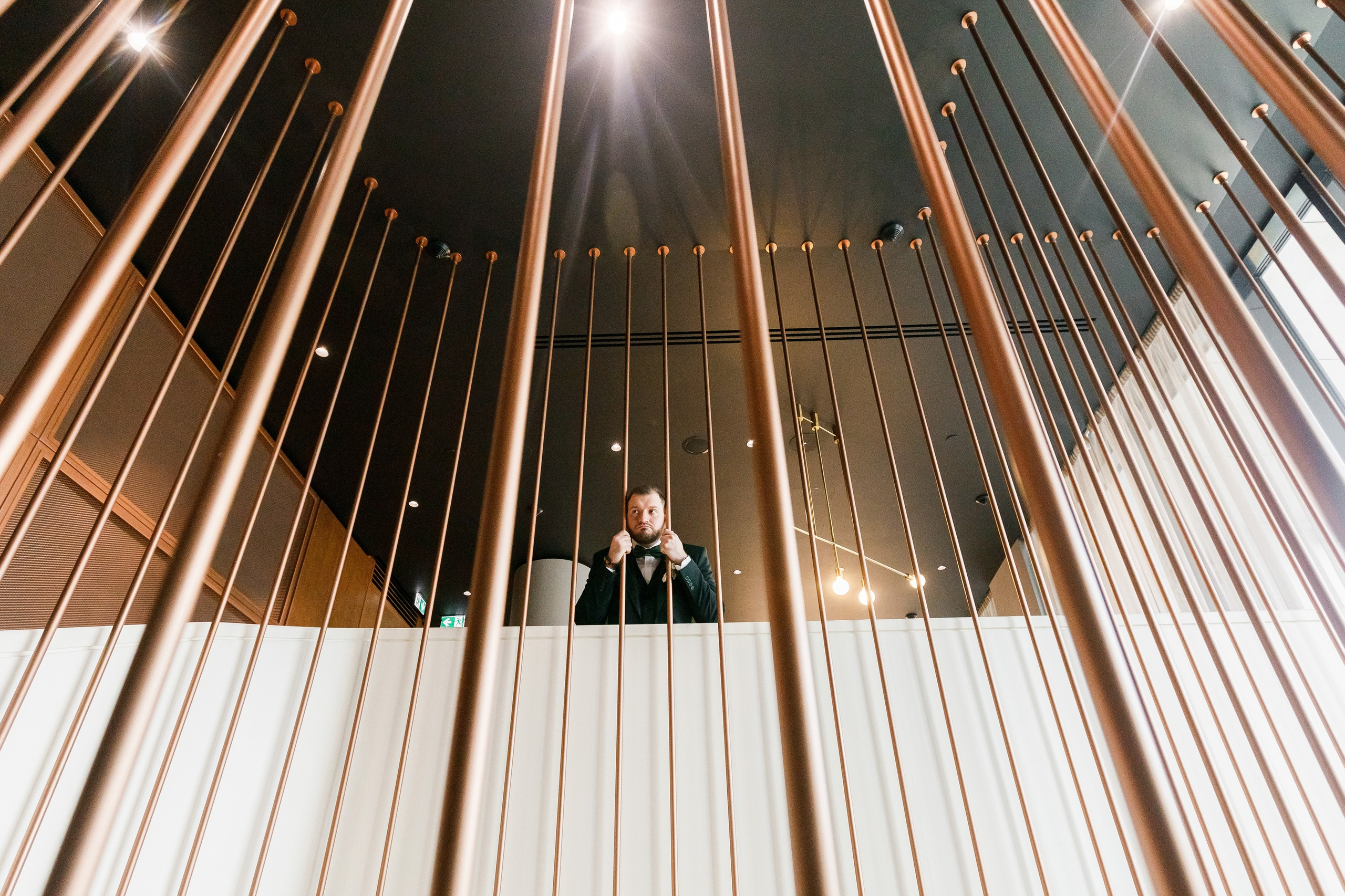 Свадебный организатор координирует свадебное торжество