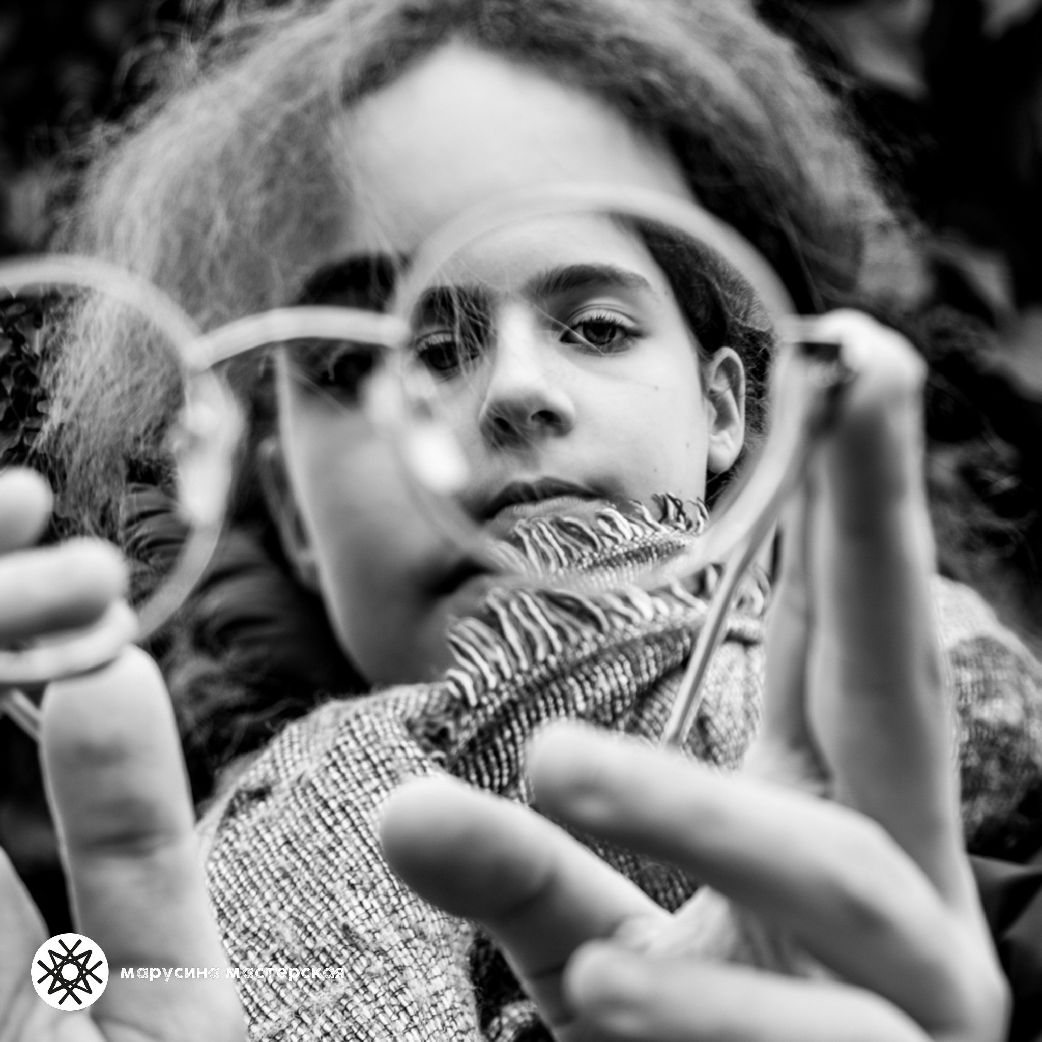 Семейная фотография во время прогулки, работа участника практикума «Фотография с нуля»