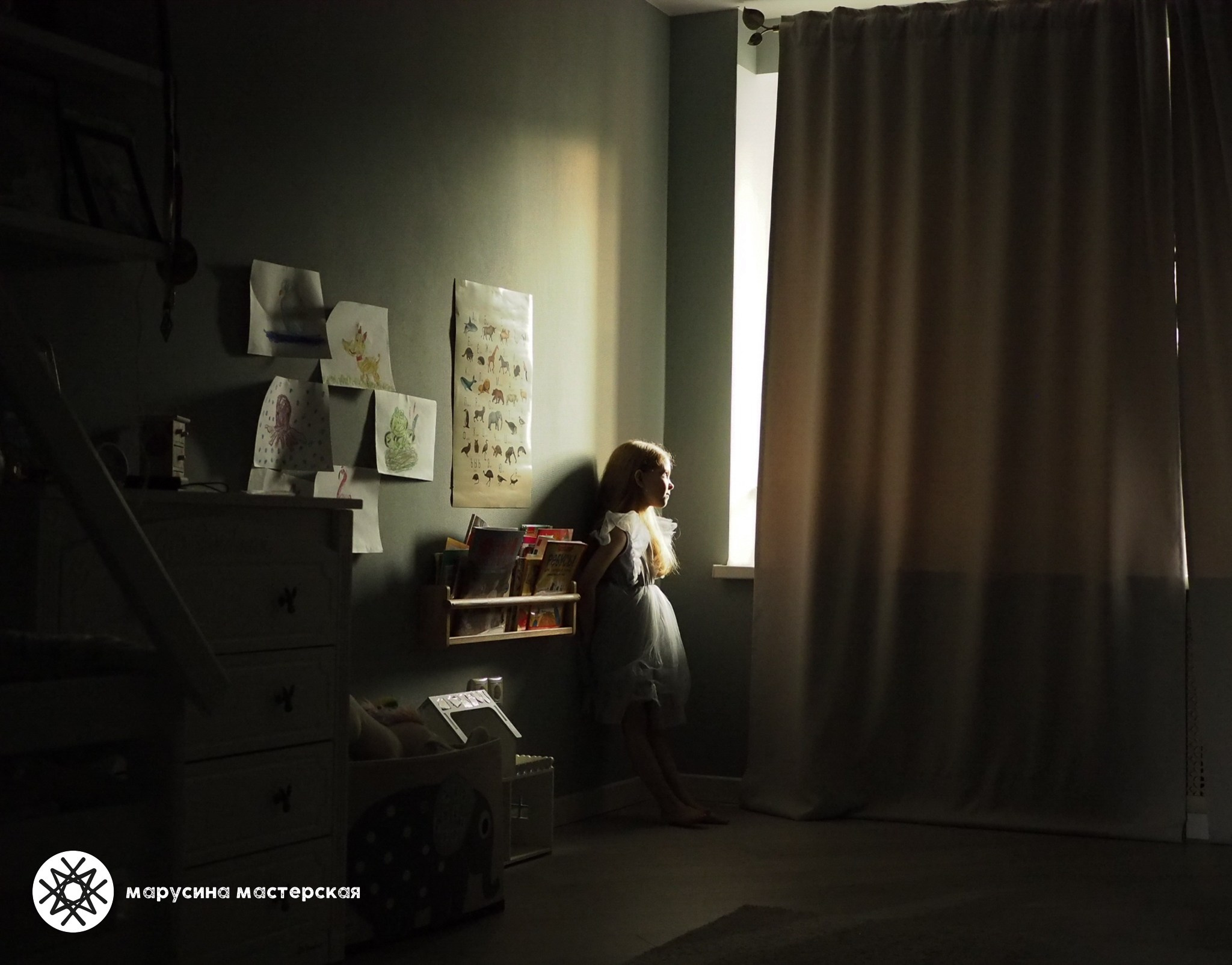 Девушка у окна в мягком естественном свете, работа участника практикума «Фотография с нуля»