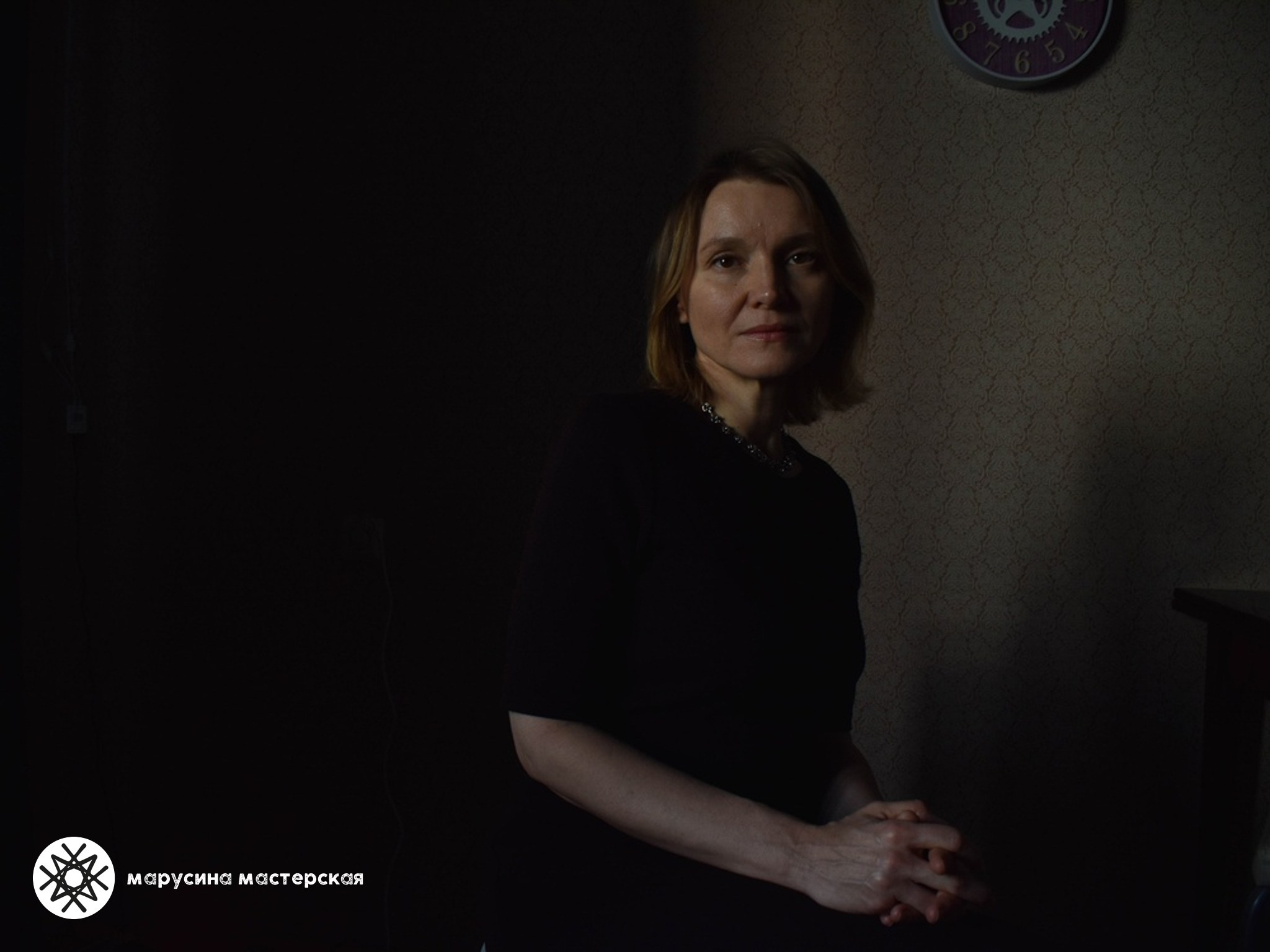 Девушка у окна в мягком естественном свете, работа участника практикума «Фотография с нуля»