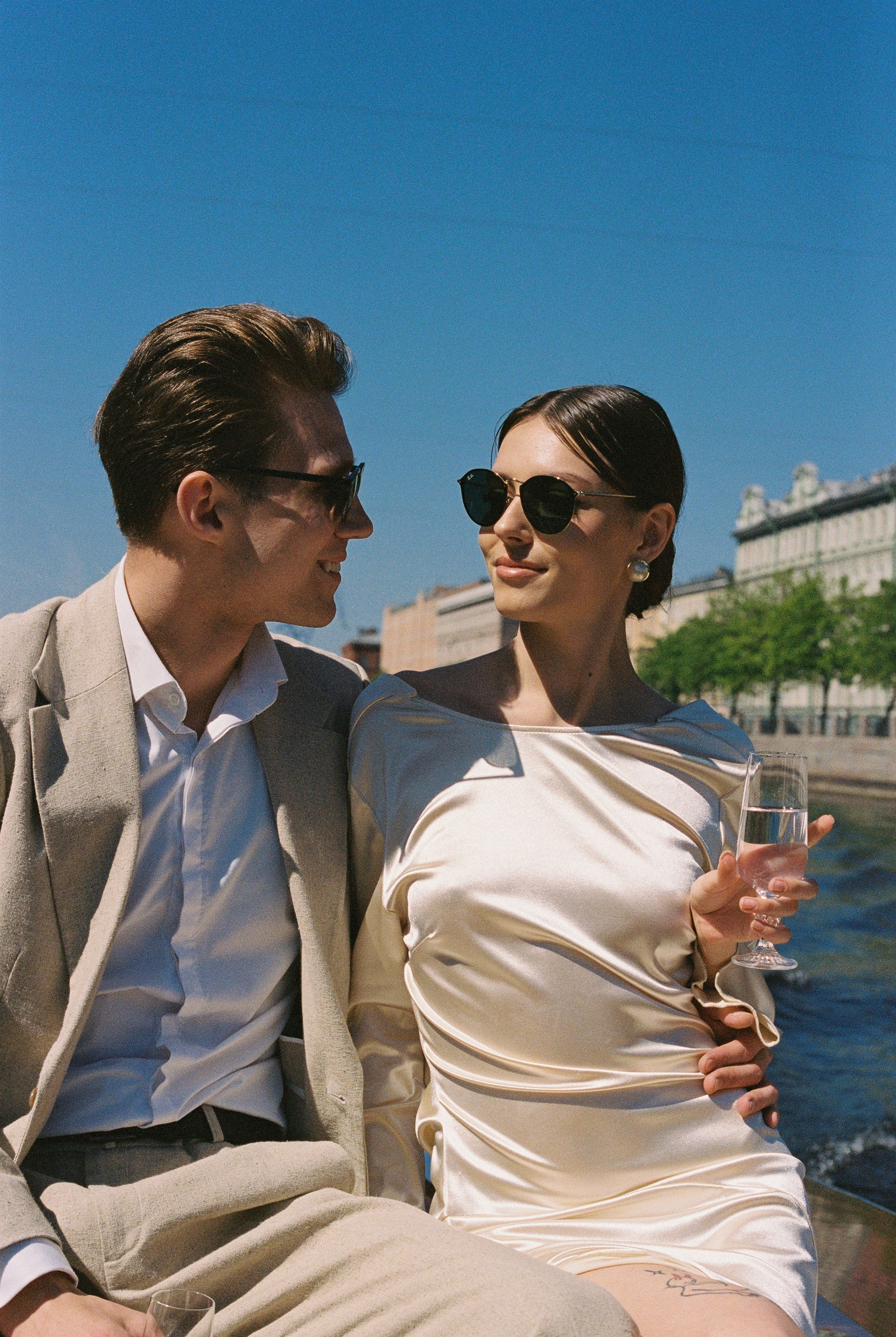 Прогулка по рекам и каналам Петербурга — свадебная фотосессия на катере. Свадебный фотограф Дмитрий Родионов — Санкт-Петербург и Ленинградская область