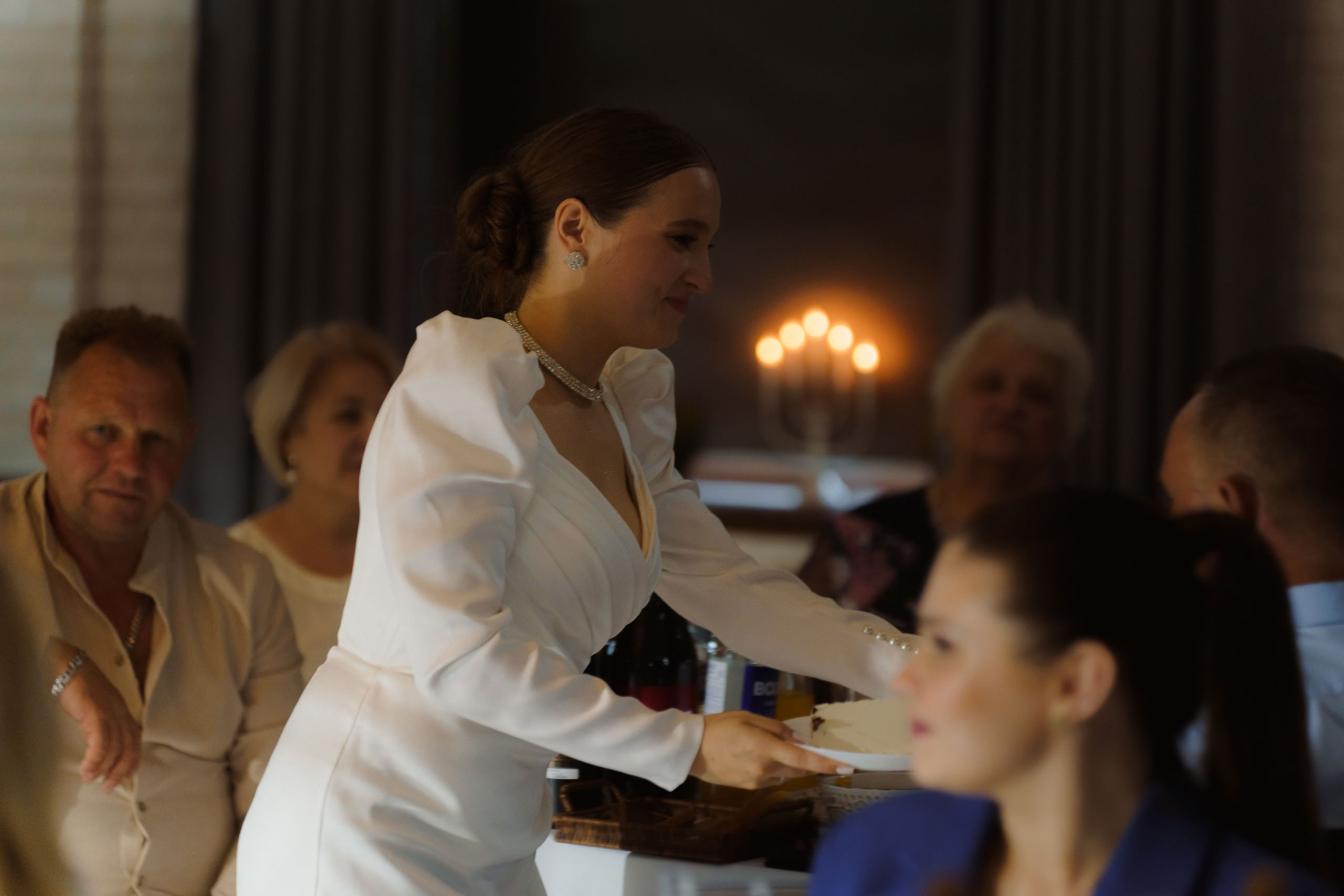 Невеста готовит букет к бросанию на свадебном банкете