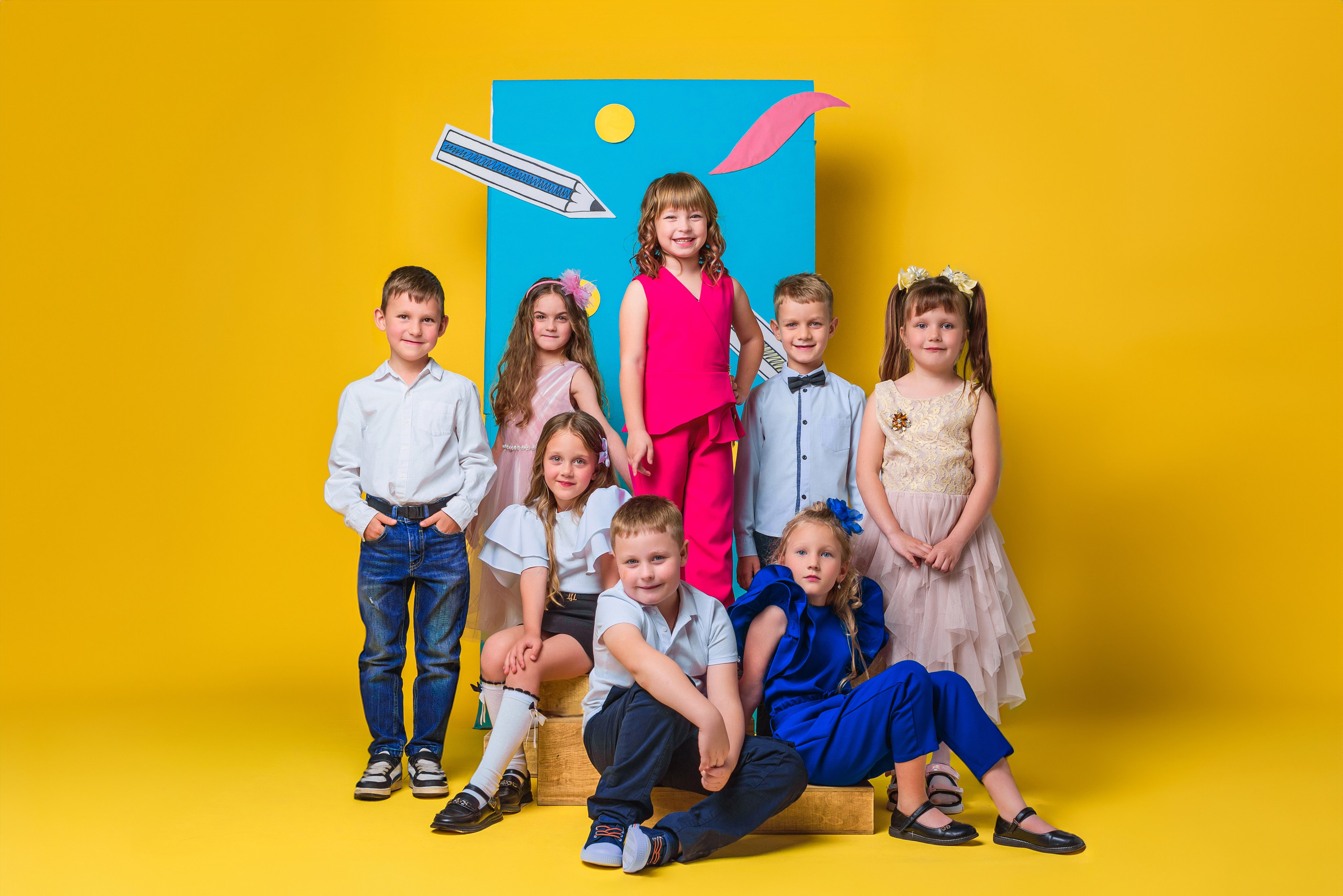Фотосессия на выпускной альбом в Сочи: ученики первого класса в студии.