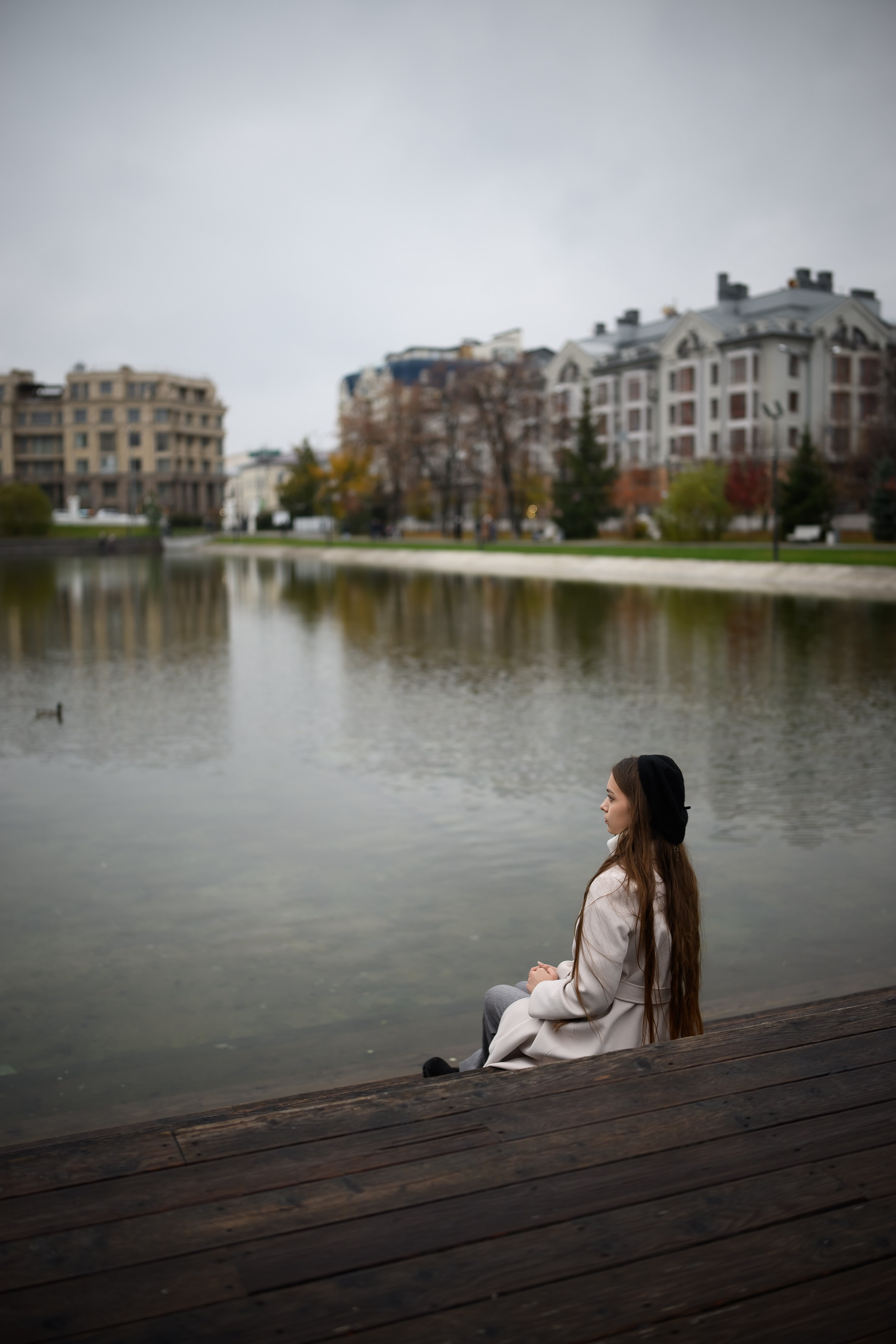 Осенняя женская съёмка у озера в парке Казани, фотограф Алексей Клейменов