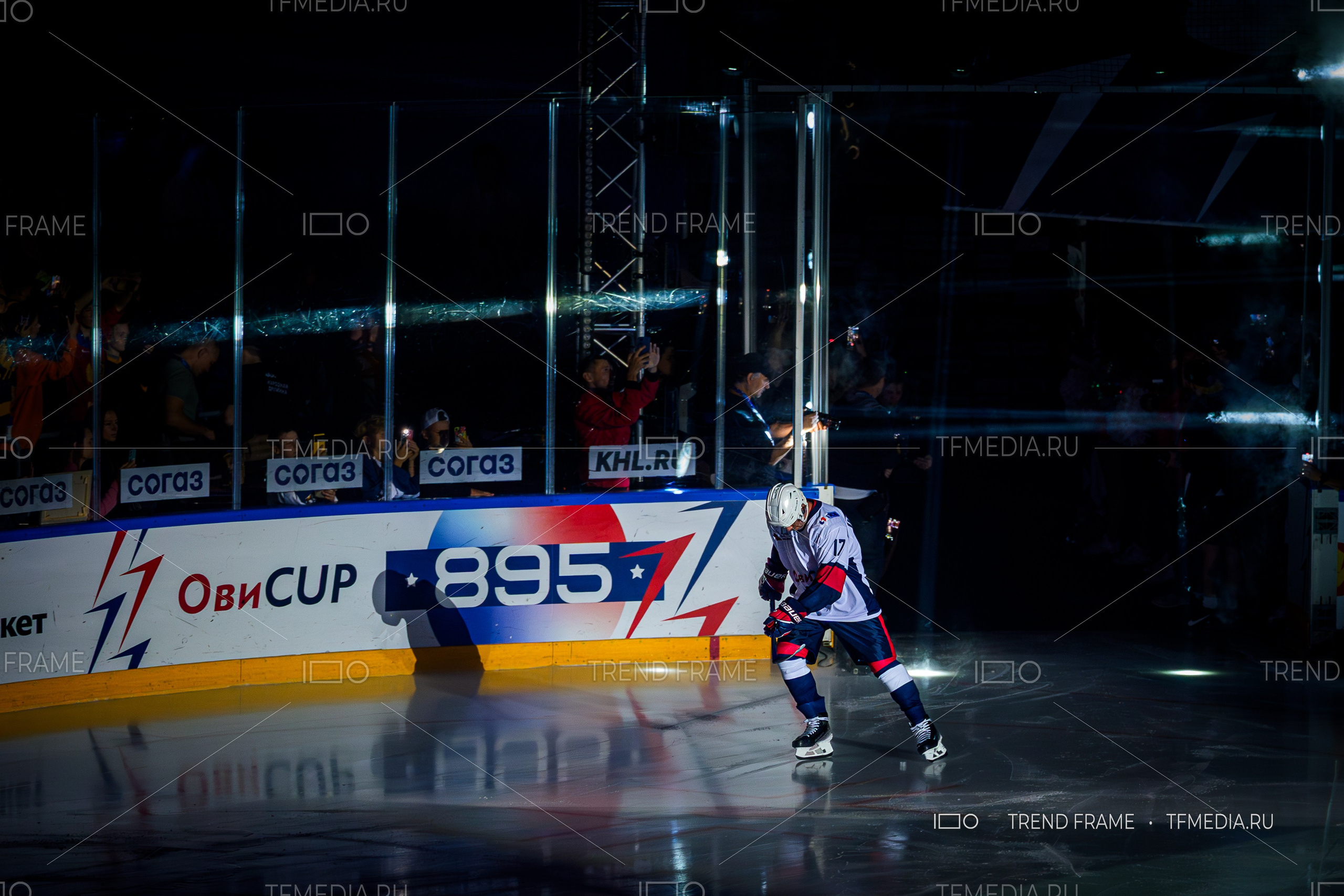 Финал Кубка Овечкина 2025 по хоккею в Мытищах — Илья Ковальчук, легендарный нападающий, выходит на лёд под световое шоу. Премиальные спортивные фото TrendFrame.