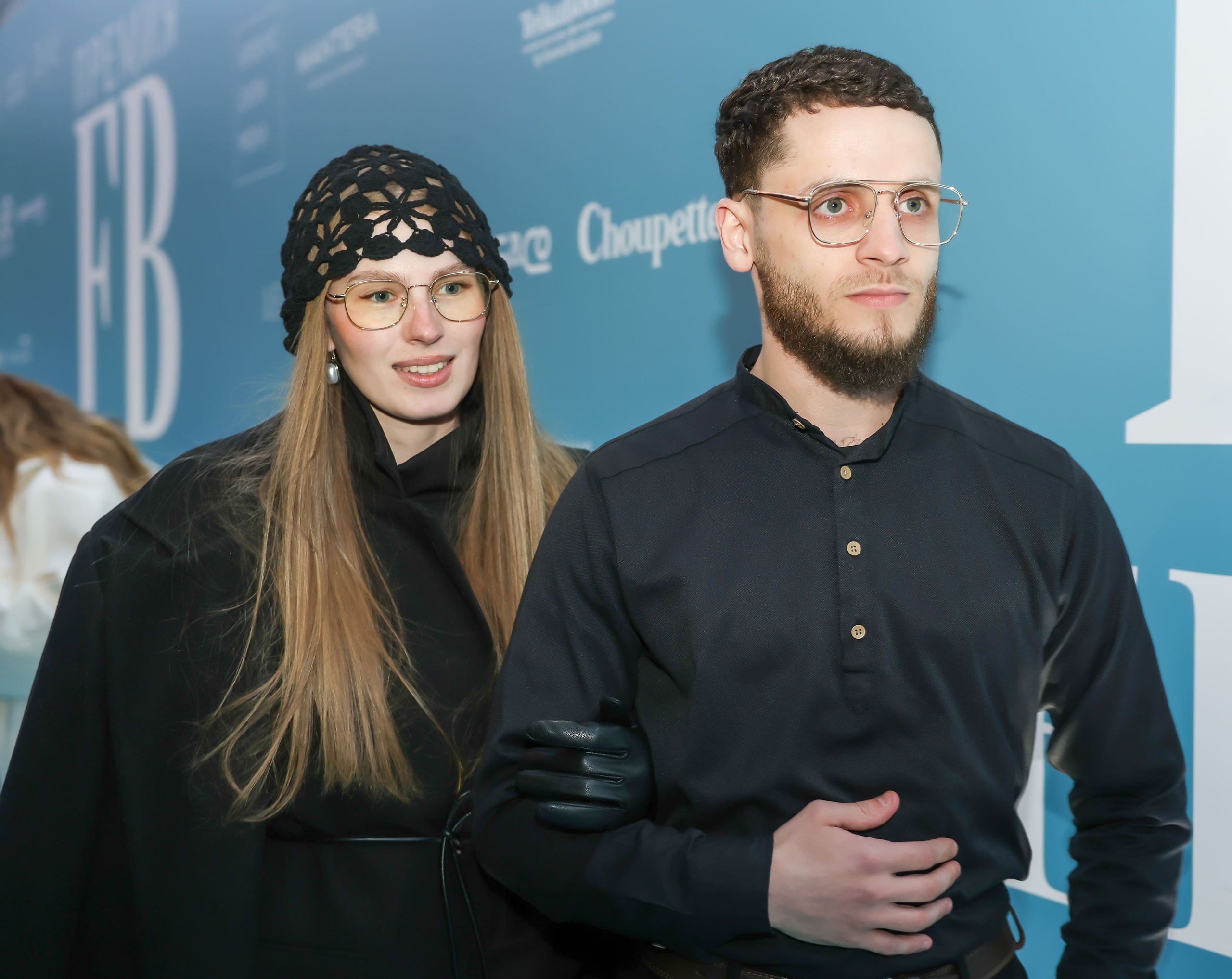 гости в вечерних образах, красная дорожка премии, репортажная съёмка Москва