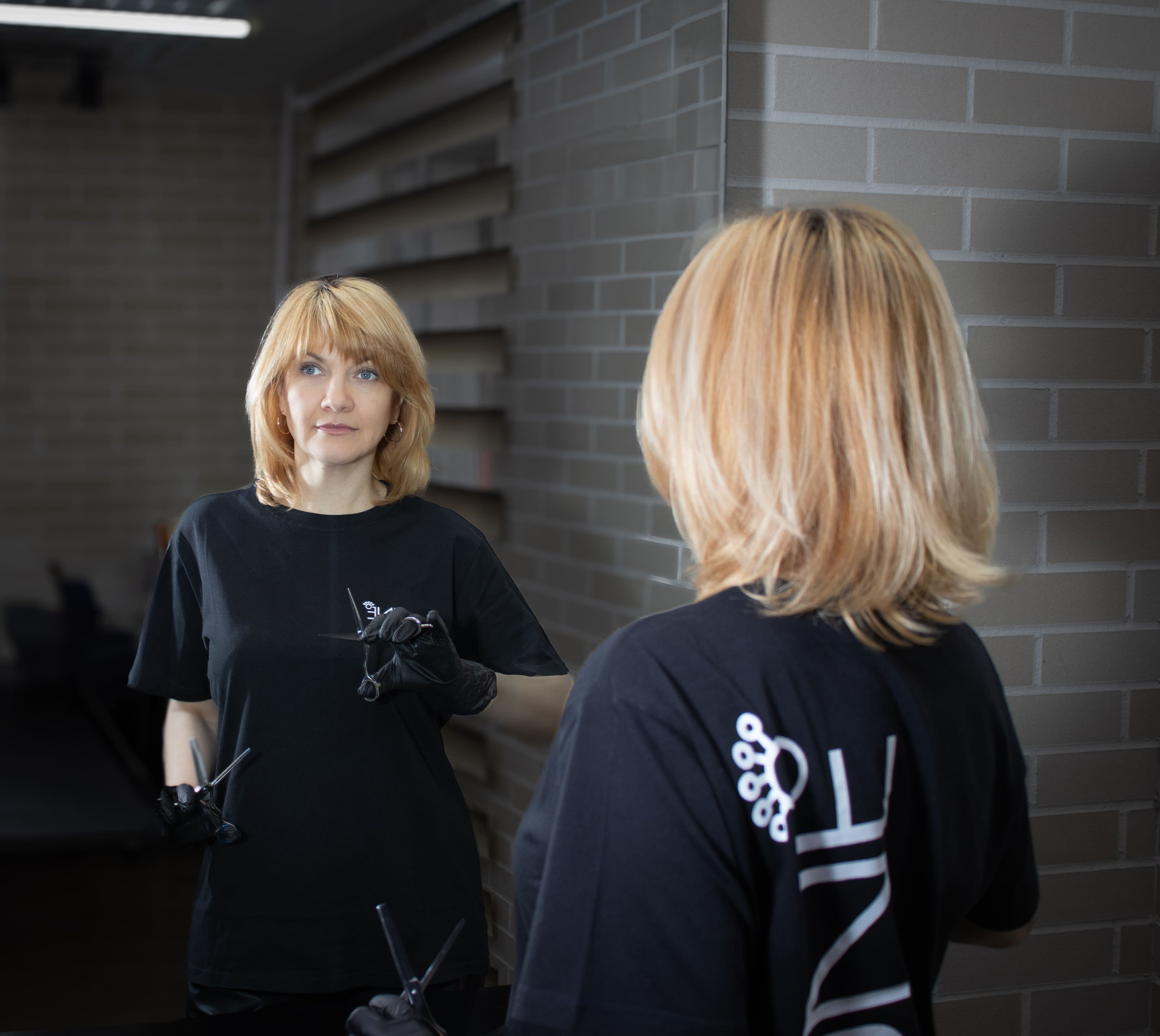 Портрет мастера у зеркала в салоне — имиджевая съёмка, фотограф Карасёва Елена