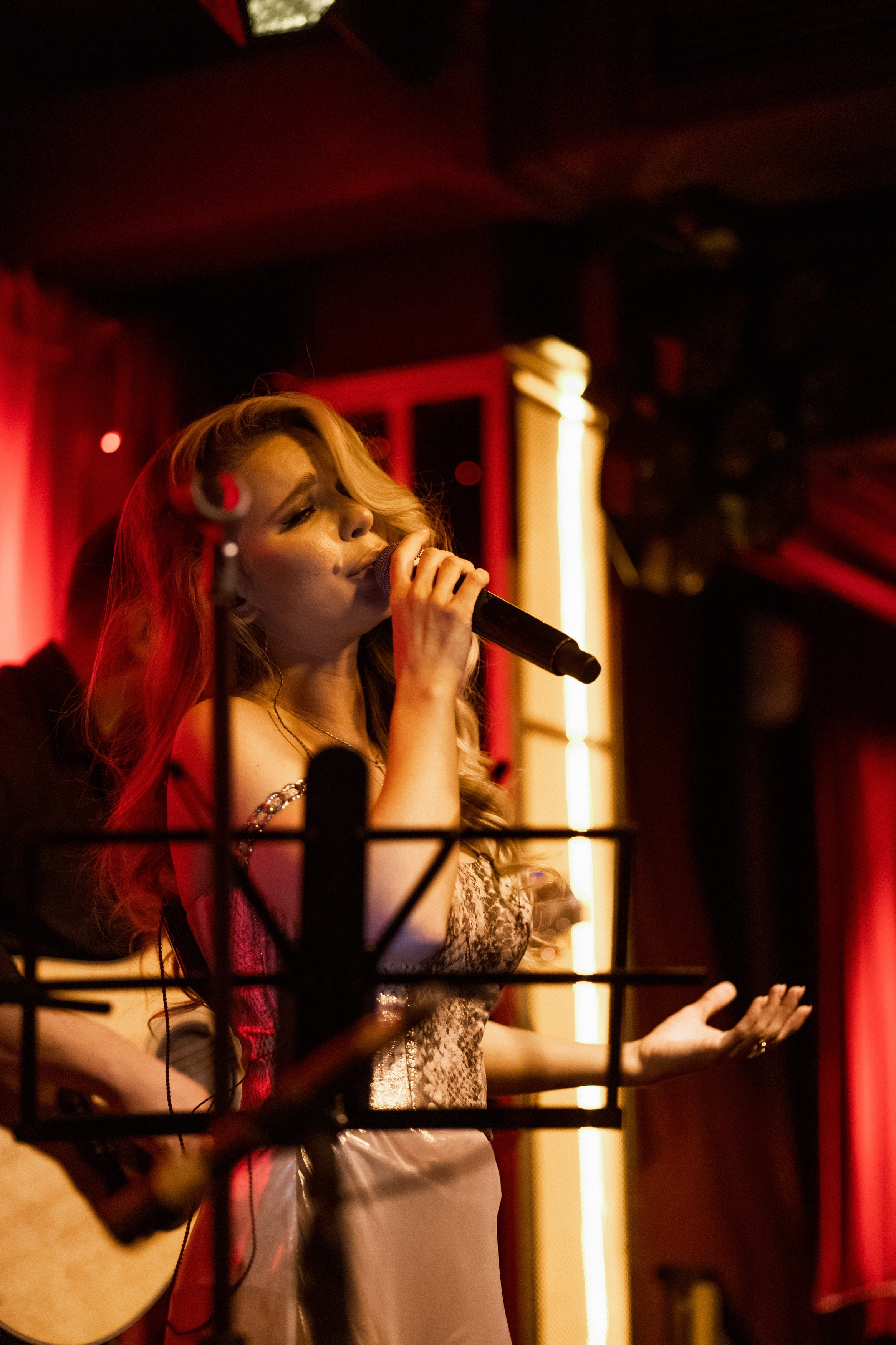 YANA URBAN: сольный концерт в «Анжелика Wineroom». СВОИ. ФОТООТЧЕТЫ-СОБЫТИЯ-МЕСТА