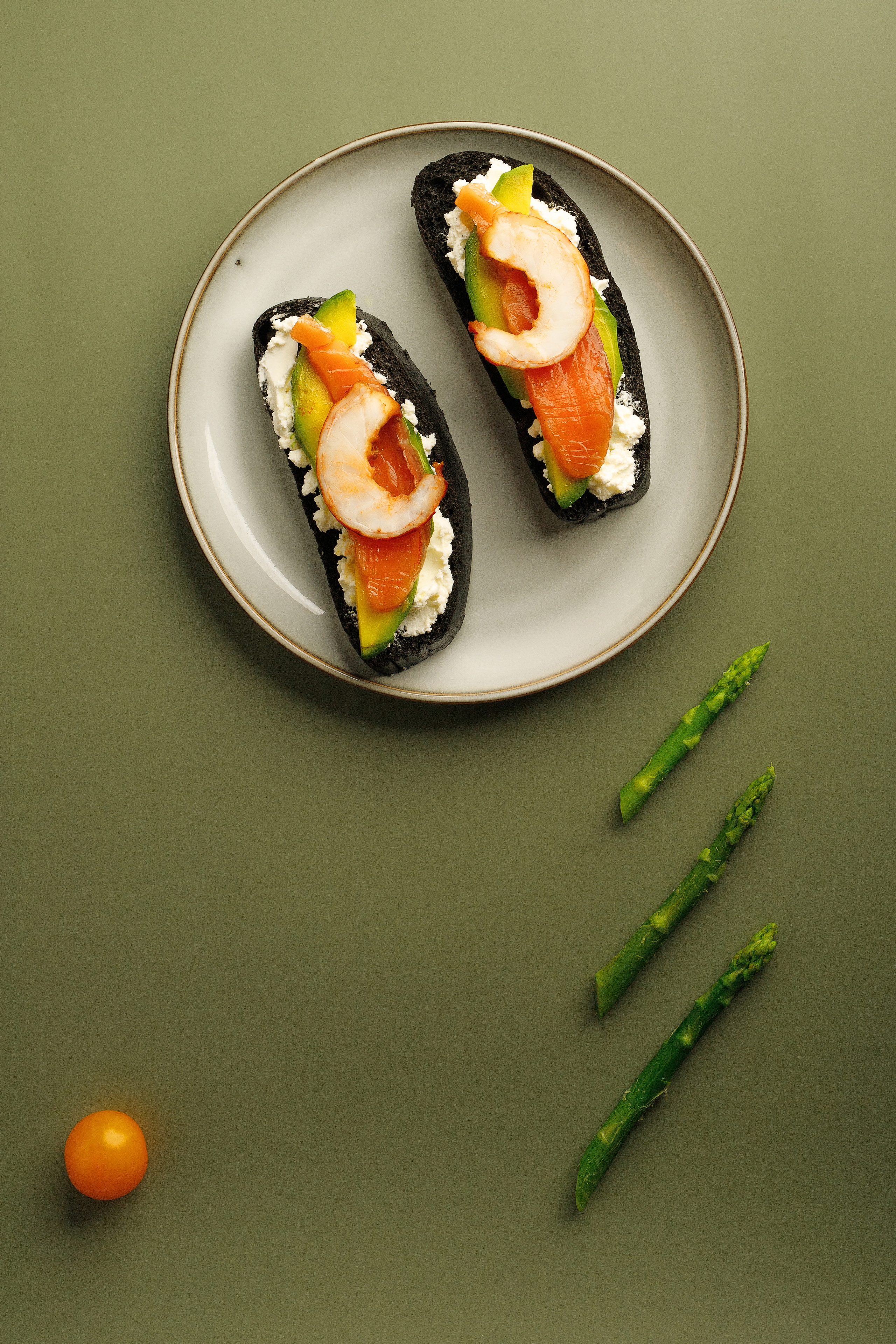 Фотосъемка еды в Астрахани, съемка еды в Астрахани, фотография еды, бутерброды с авокадо, черный хлеб, съемка, спаржа, желтые помидоры.