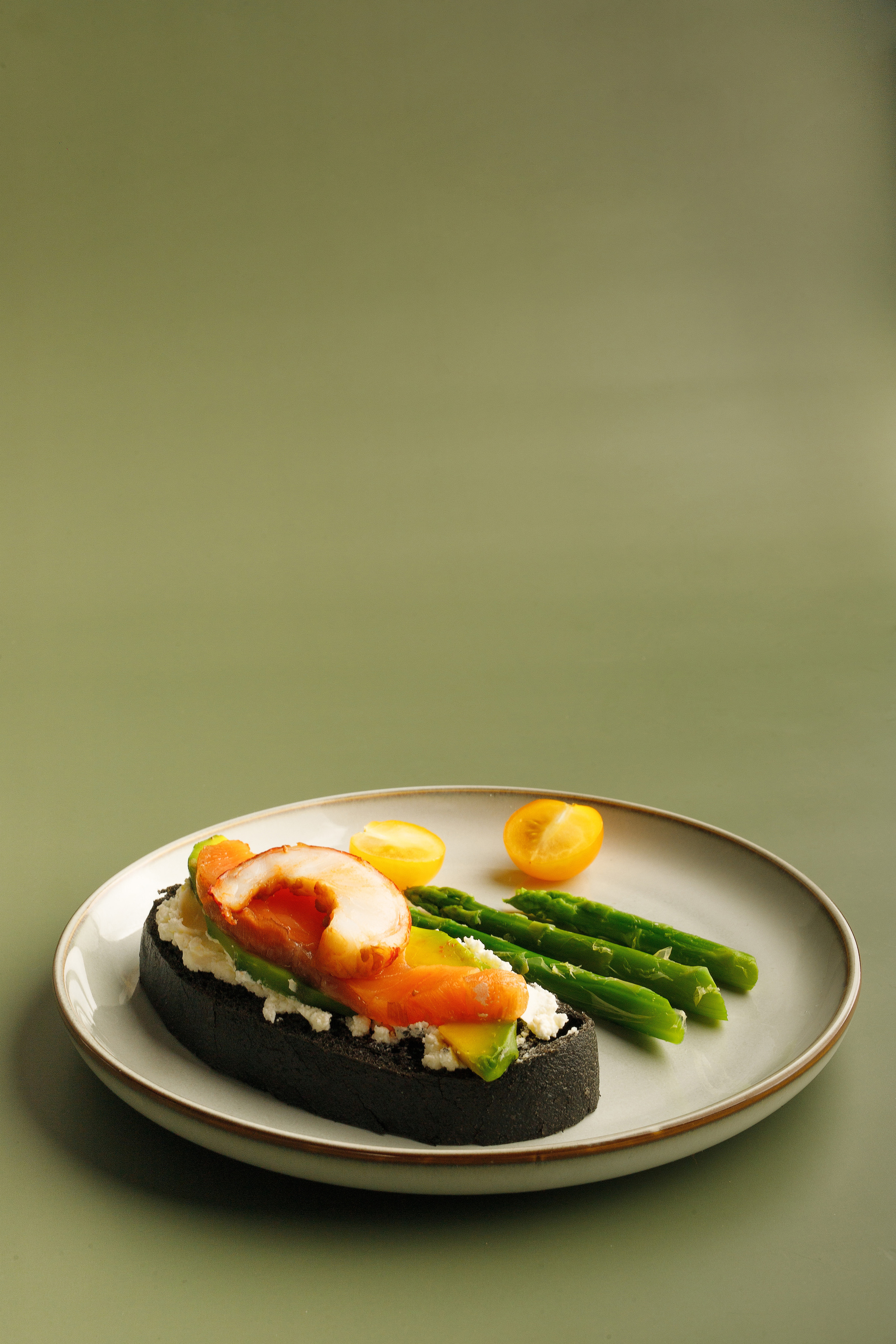 Фотосъемка еды в Астрахани, съемка еды в Астрахани, фотография еды, бутерброды с авокадо, черный хлеб, съемка, спаржа, желтые помидоры.