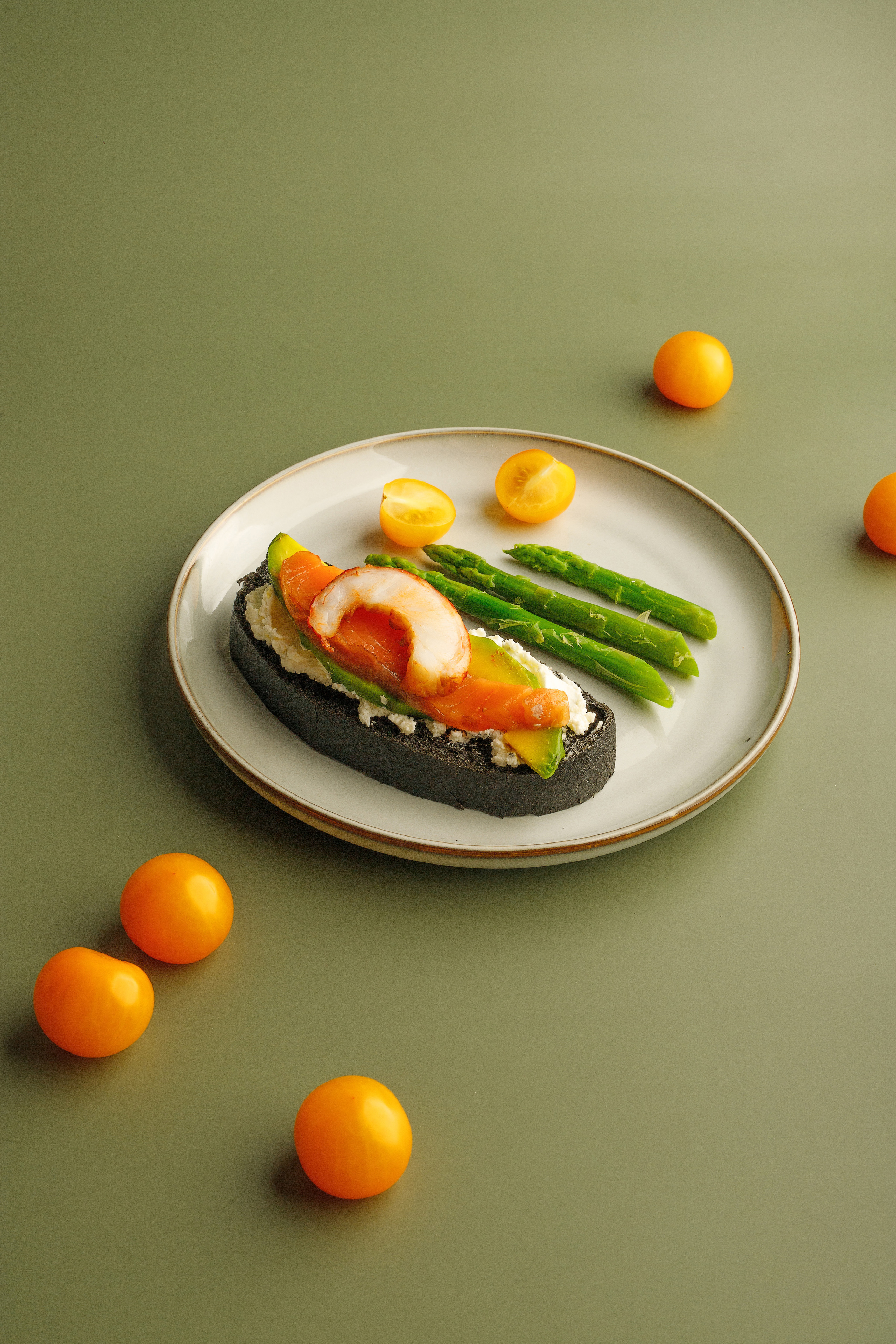 Фотосъемка еды в Астрахани, съемка еды в Астрахани, фотография еды, бутерброды с авокадо, черный хлеб, съемка, спаржа, желтые помидоры.