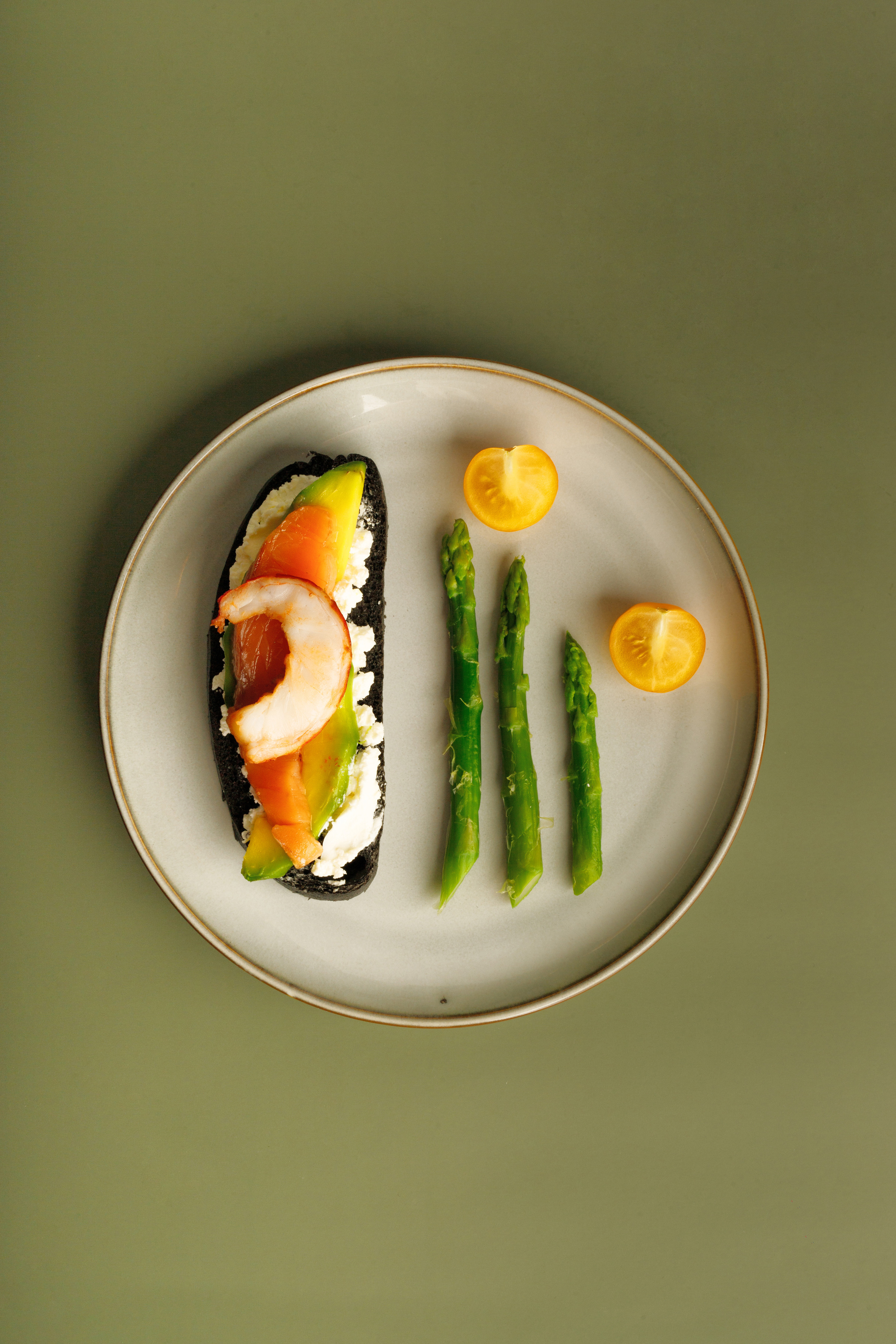 Фотосъемка еды в Астрахани, съемка еды в Астрахани, фотография еды, бутерброды с авокадо, черный хлеб, съемка, спаржа, желтые помидоры.