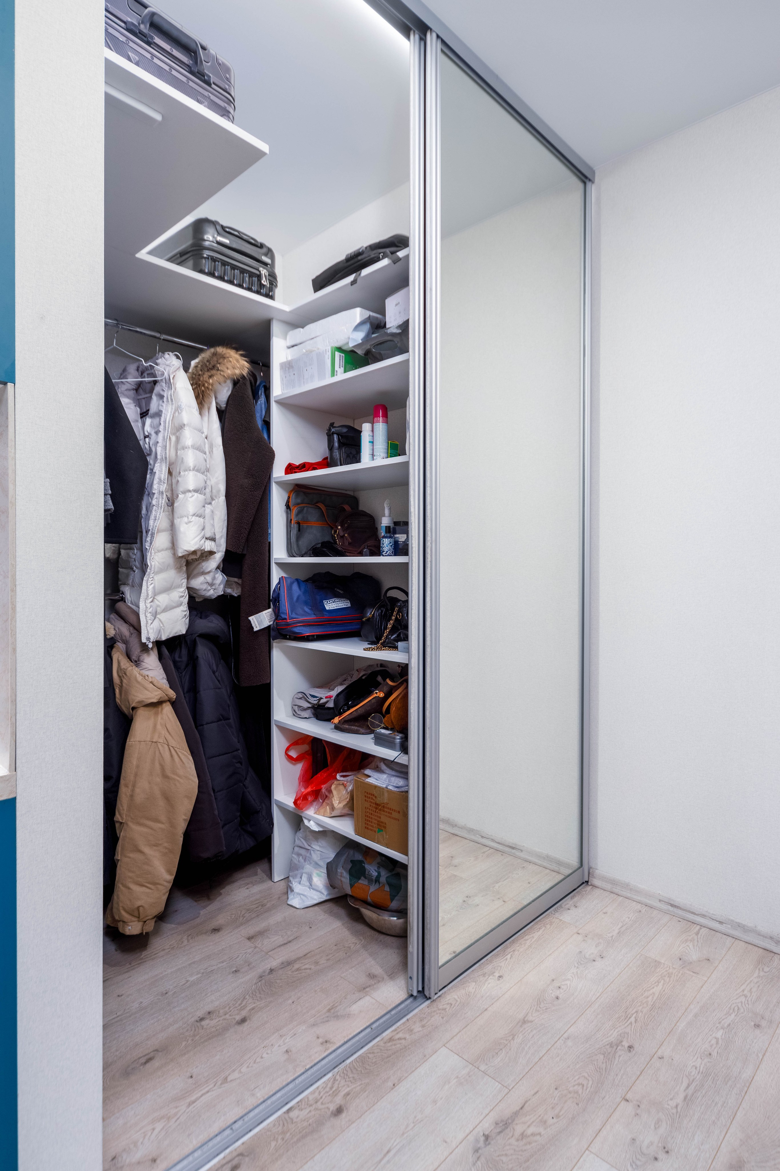 Гардероб в прихожей в трехкомнатной квартире в Минск Мир