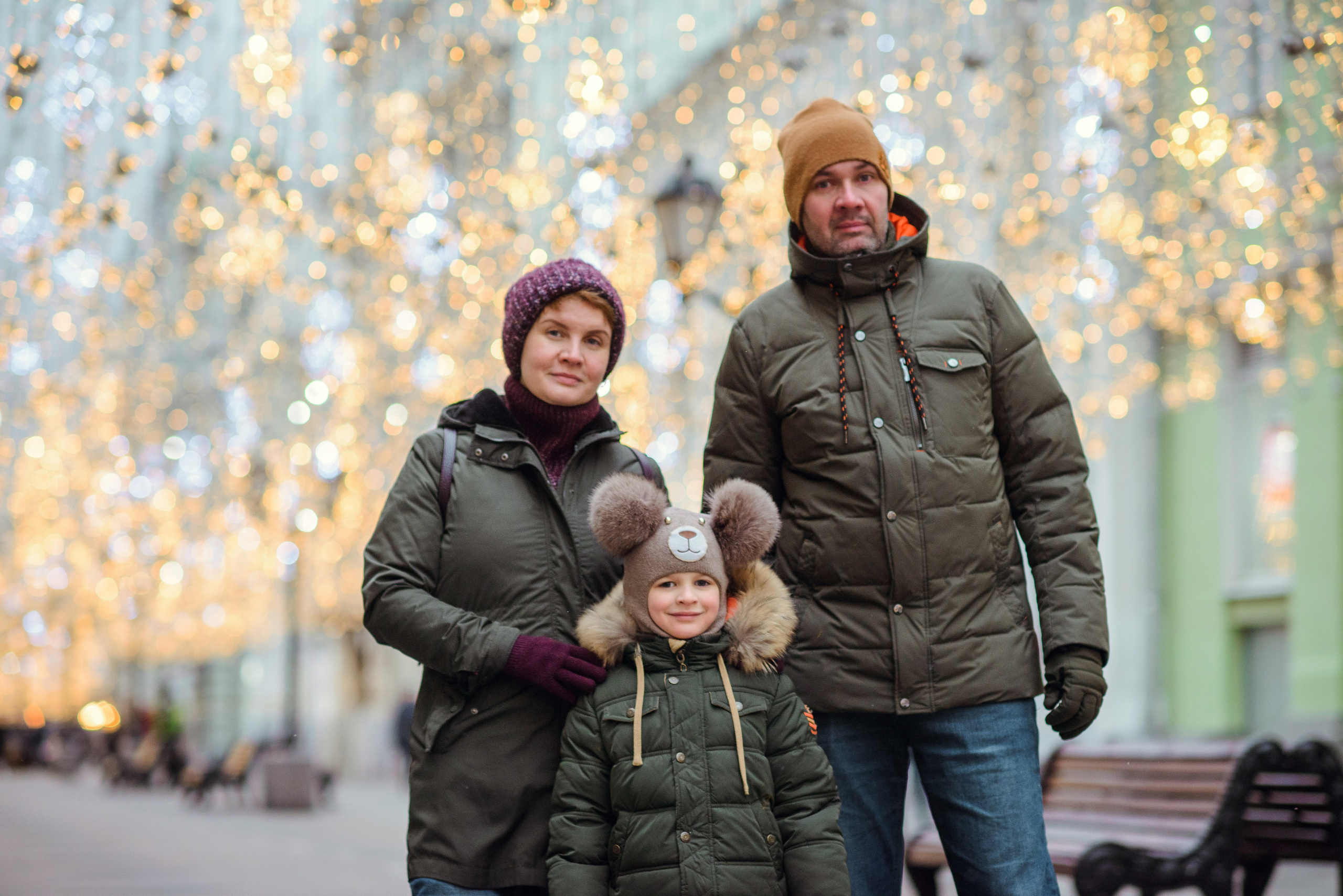 family photo shoot walking in the city. New Year Christmas photoshoot (Photographer in Edinburgh Elena Carruthers)