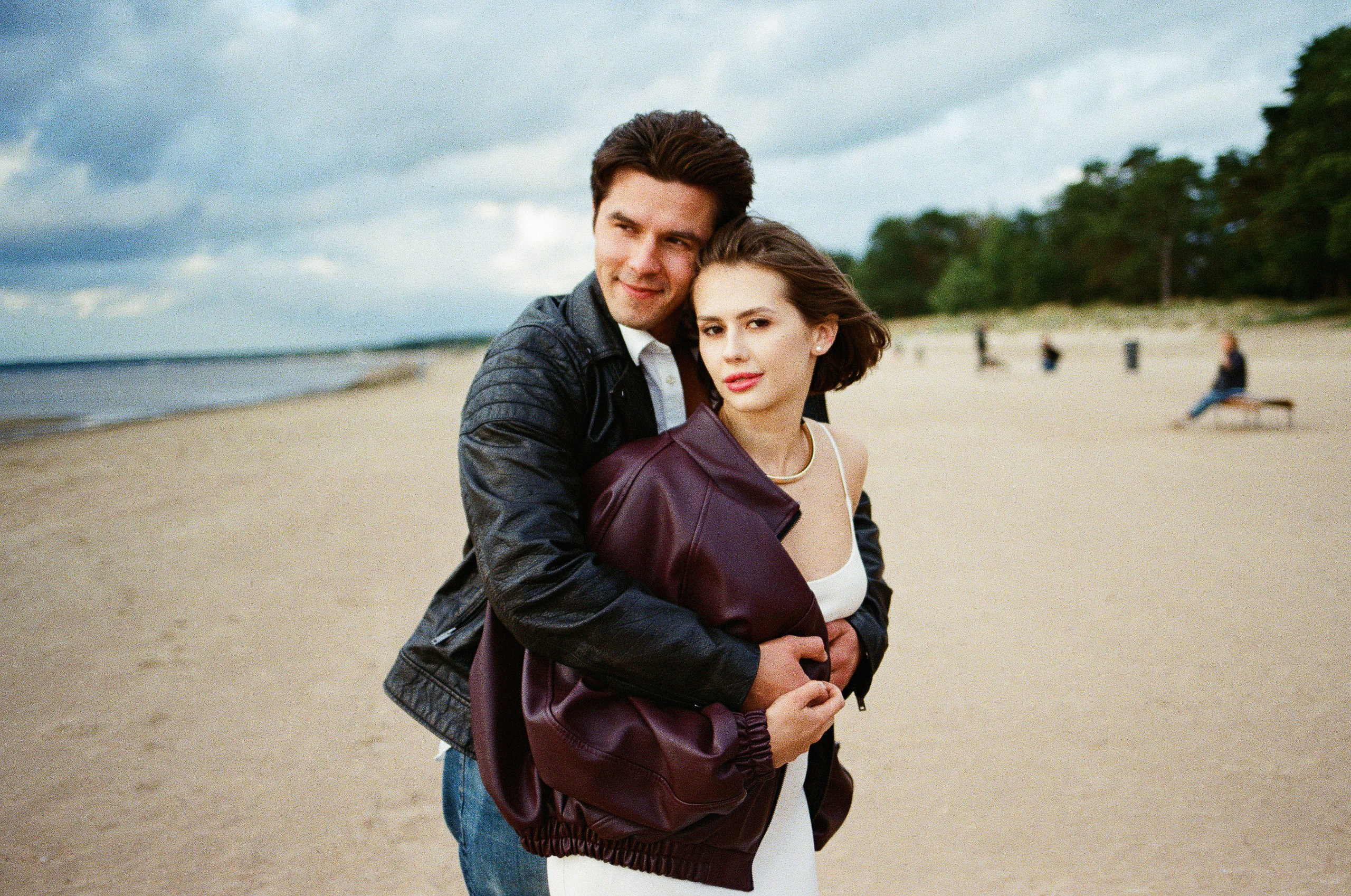 Пара обнимается на пляже Финского залива, ветер и морской воздух