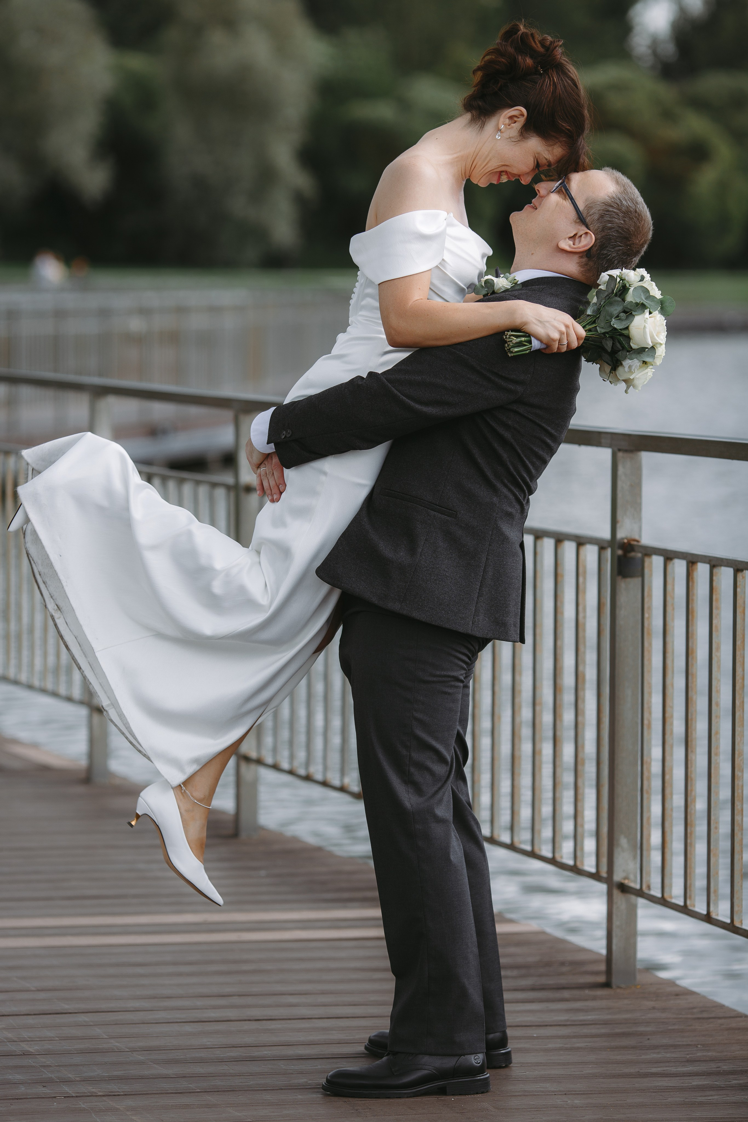 Жених поднимает невесту