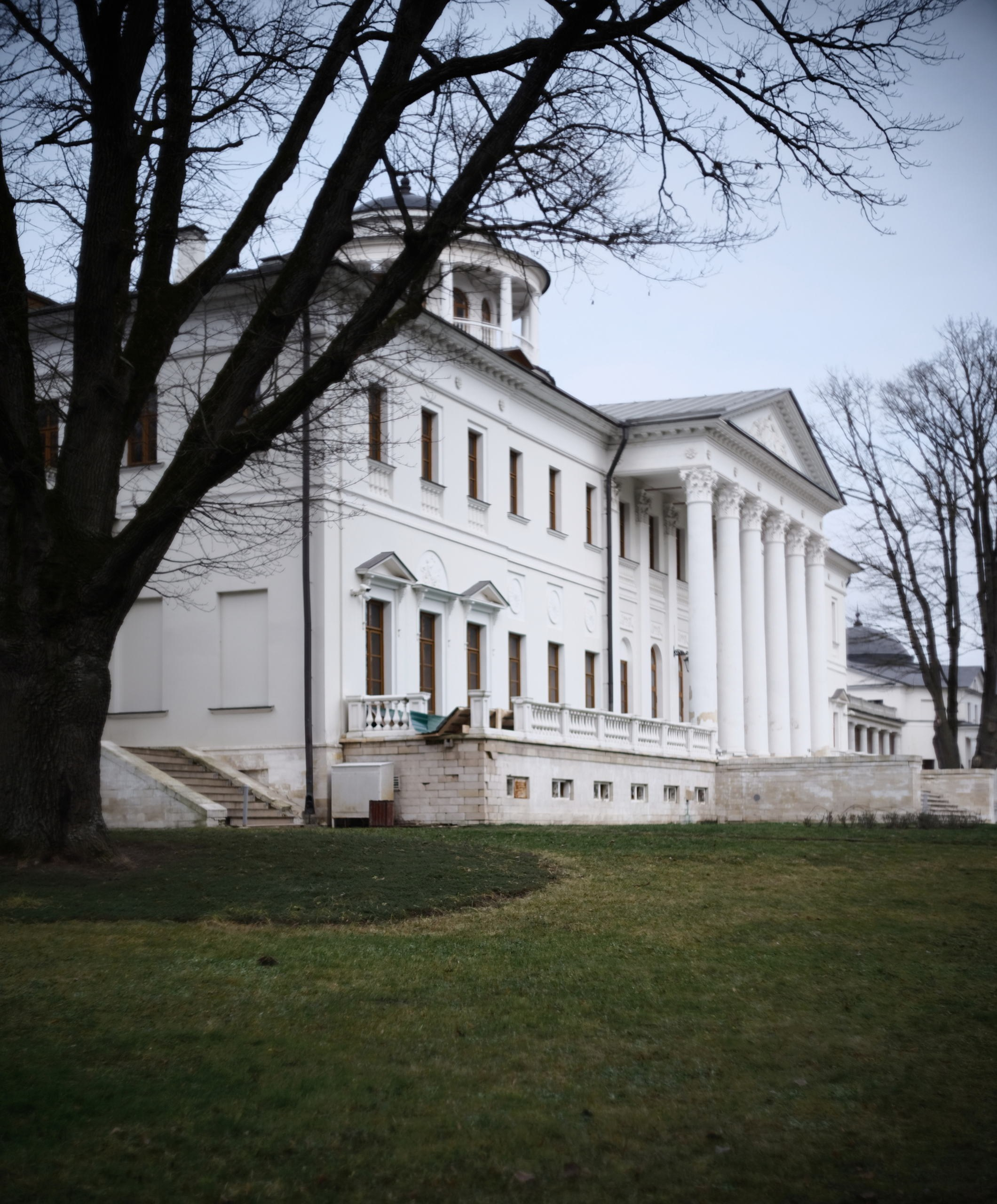 Усадьба Остафьево была построена на рубеже XVIII—XIX веков князем Андреем Вяземским предположительно по проекту зодчего Ивана Старова.