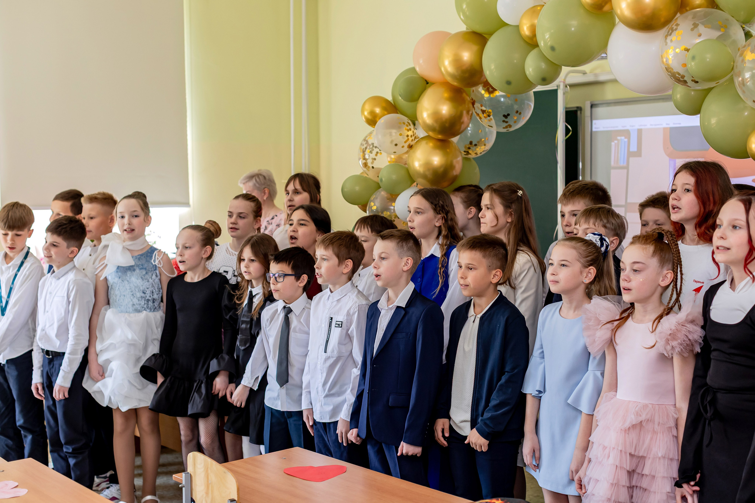 Выпускной в начальной школе в классе. Фотограф и видеограф Москва. Свадебный фотограф, видеограф. Выпускные альбомы. Оживающие альбомы