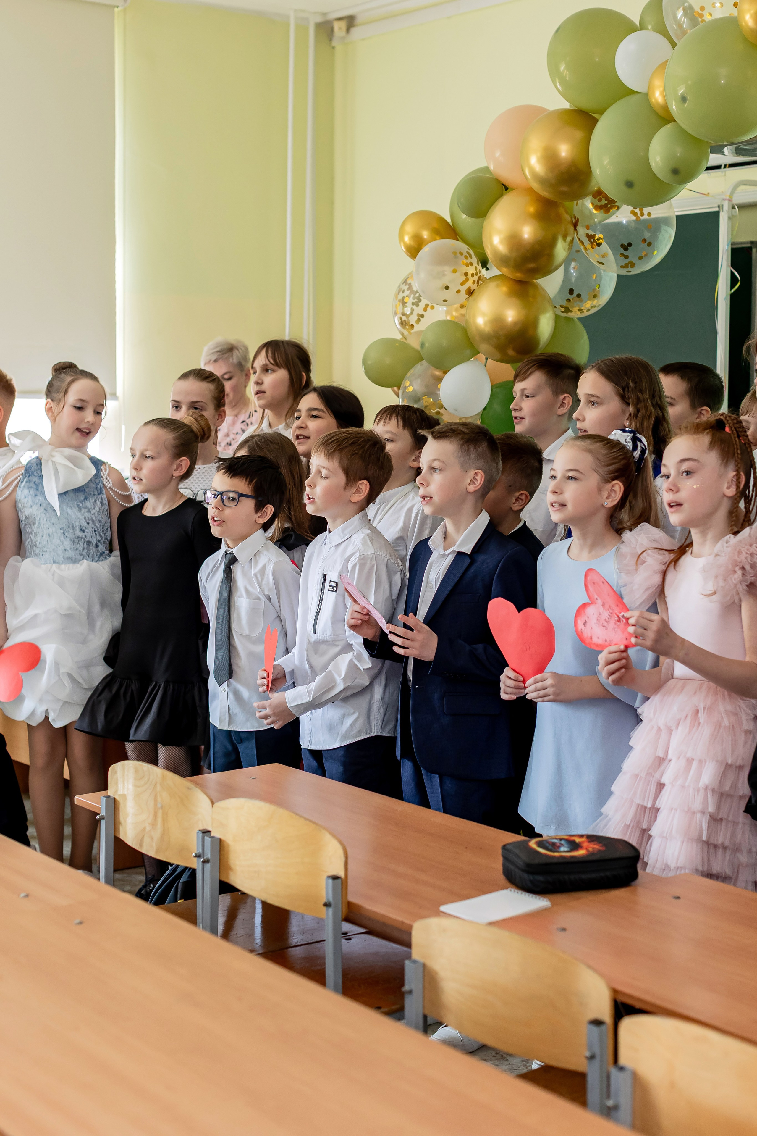 Выпускной в начальной школе в классе. Фотограф и видеограф Москва. Свадебный фотограф, видеограф. Выпускные альбомы. Оживающие альбомы