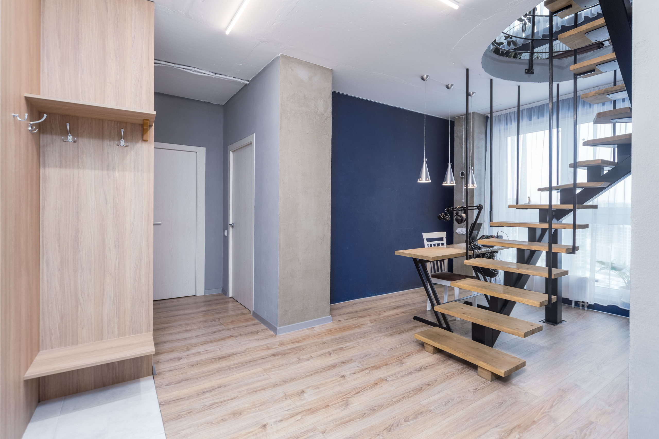 Фотограф Sakavita Media - интерьер зоны прихожей и винтовой лестницы на второй этаж в пентхаусе в ЖК Минск Мир