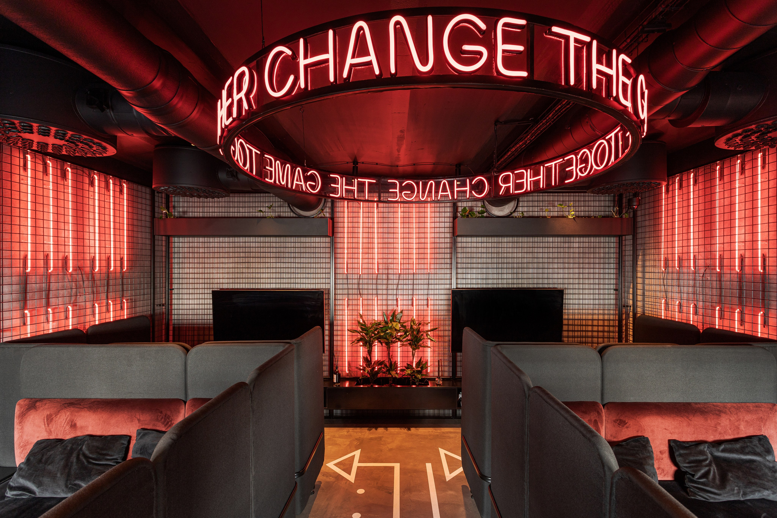 Интерьерная съёмка современного пространства: стильное помещение с продуманным освещением, мебелью и декором. Камера фиксирует атмосферу уюта и эстетики, подчёркивая детали дизайна и архитектуры помещения