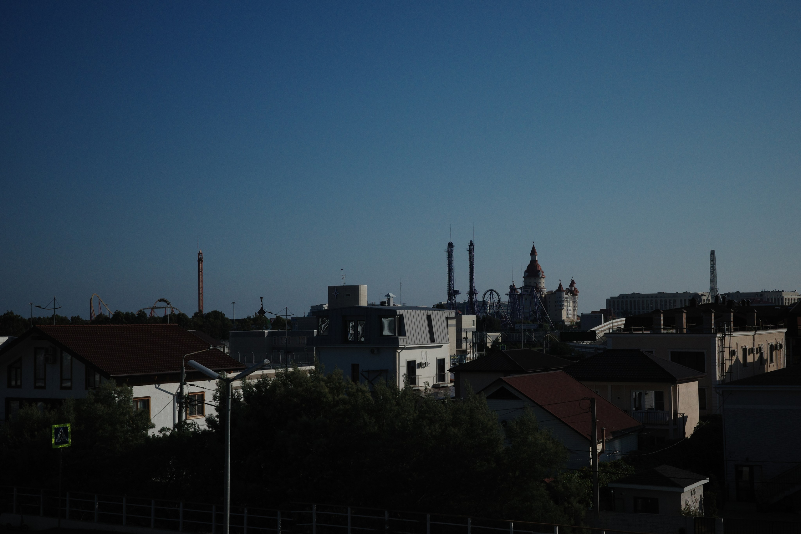 И виды с балкона на парк развлечений, откуда доносились отдаленные радостные крики