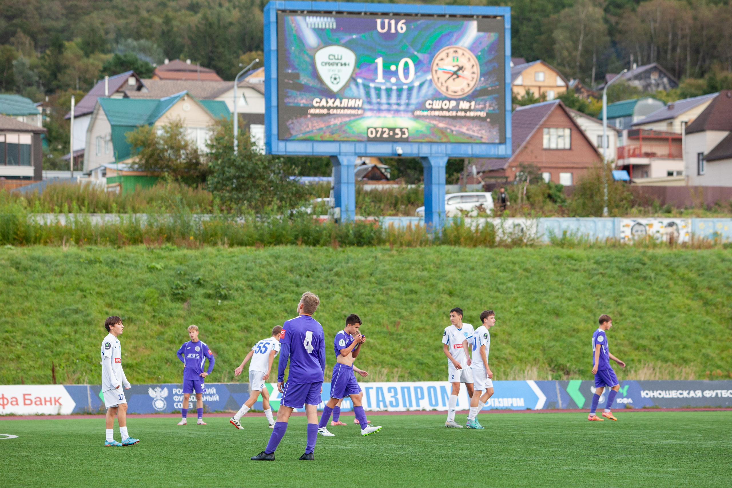 Матч юношеской футбольной лиги между командами СШ «Сахалин» и «СШОР № 1» (Комсомольск-на-Амуре). Кутузов Евгений Фотограф в Южно-Сахалинске