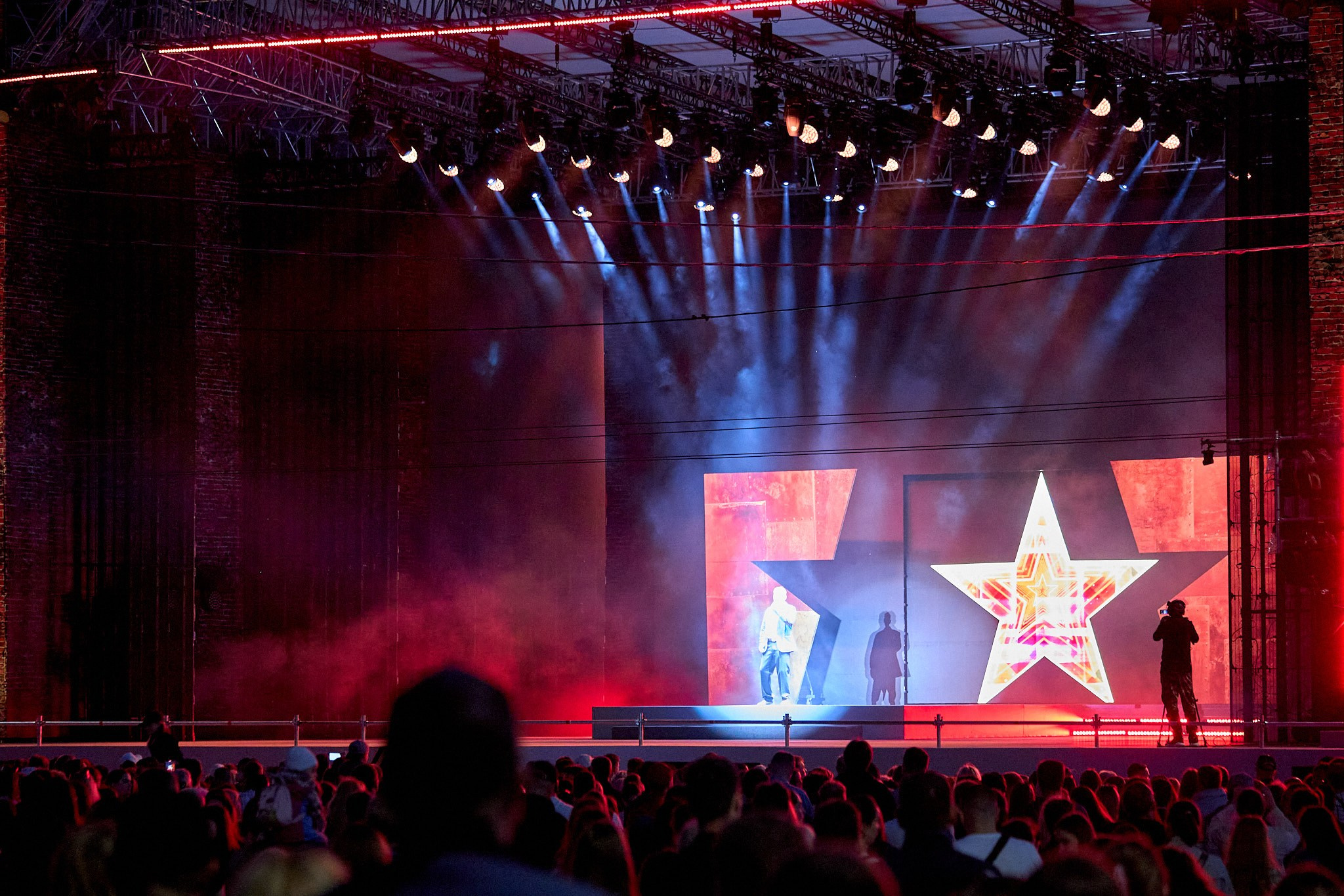 Концерт 9 мая 2025 года на соборной площади. Фотограф Омск | Александр Вандеров