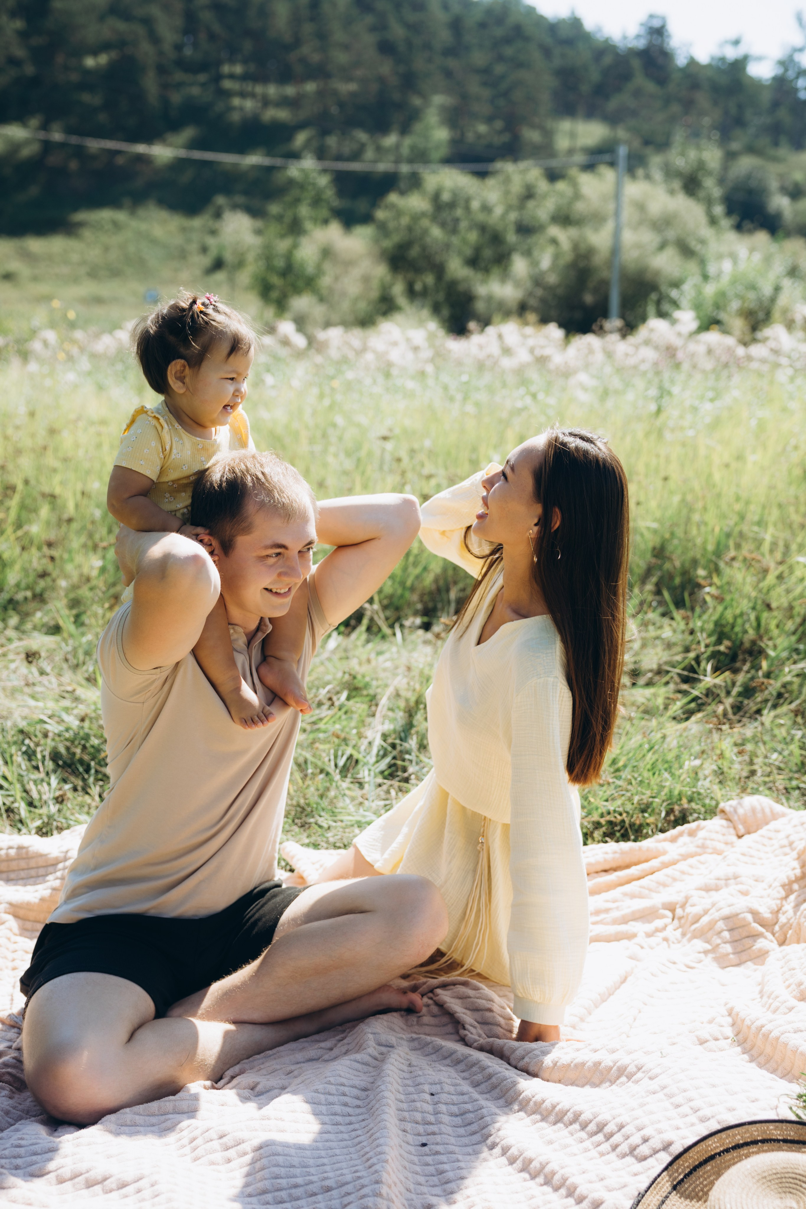Семейная съёмка в поле. Свадебный, семейный фотограф в Иркутске Светлана Макаричева