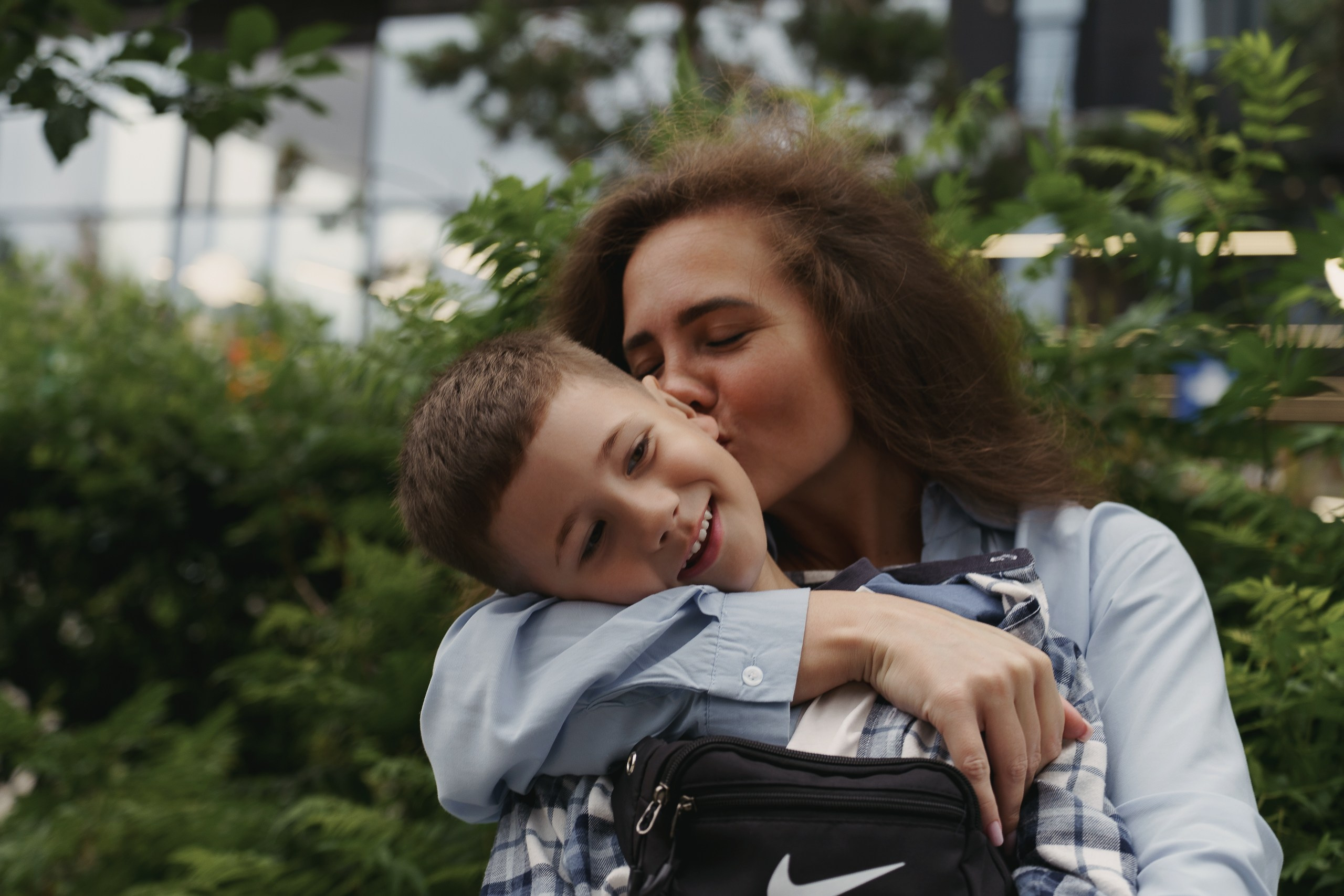 Семейная фотография. Мама целует ребенка