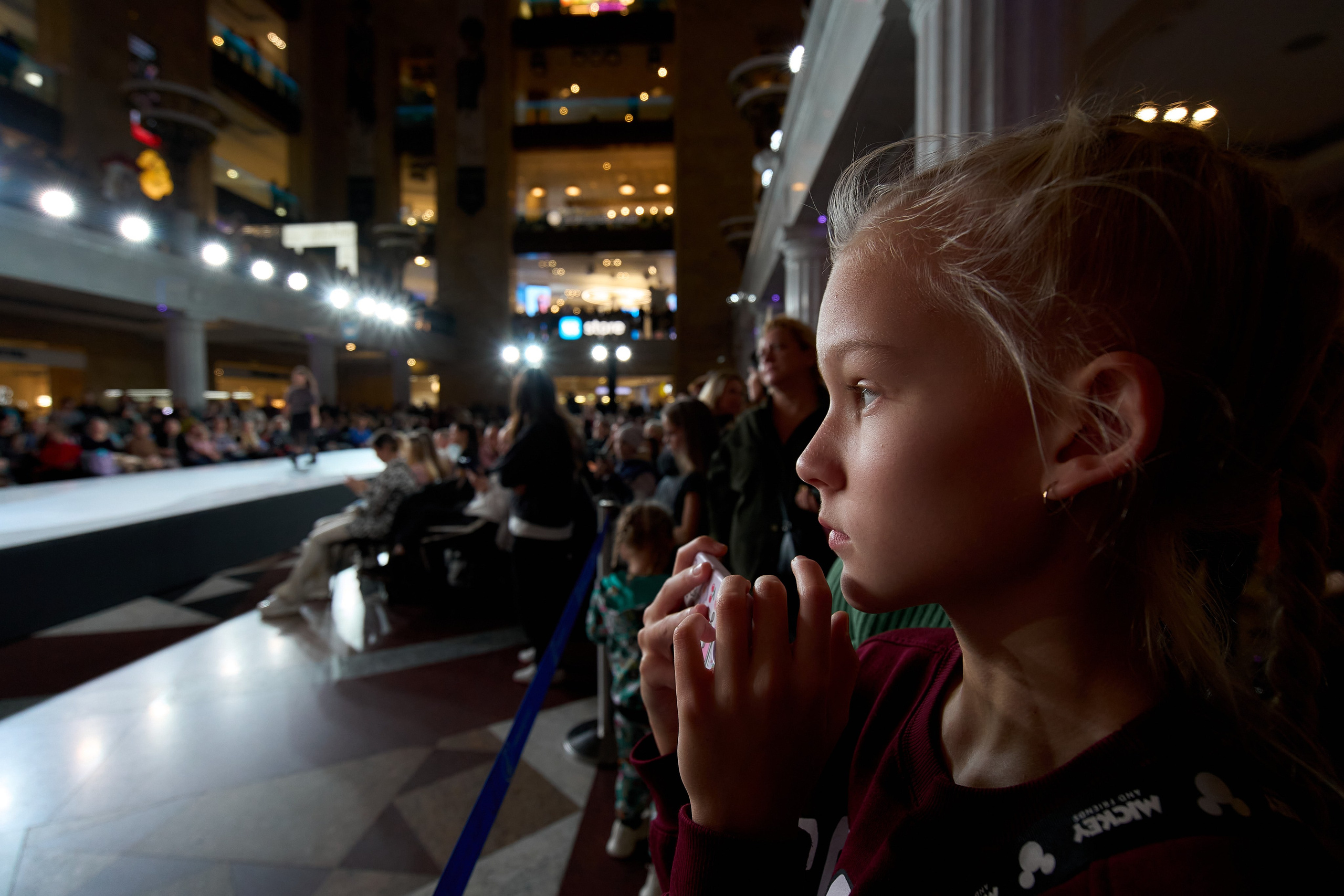 Событийный фотограф на Fashion событии. Зрители в зале.