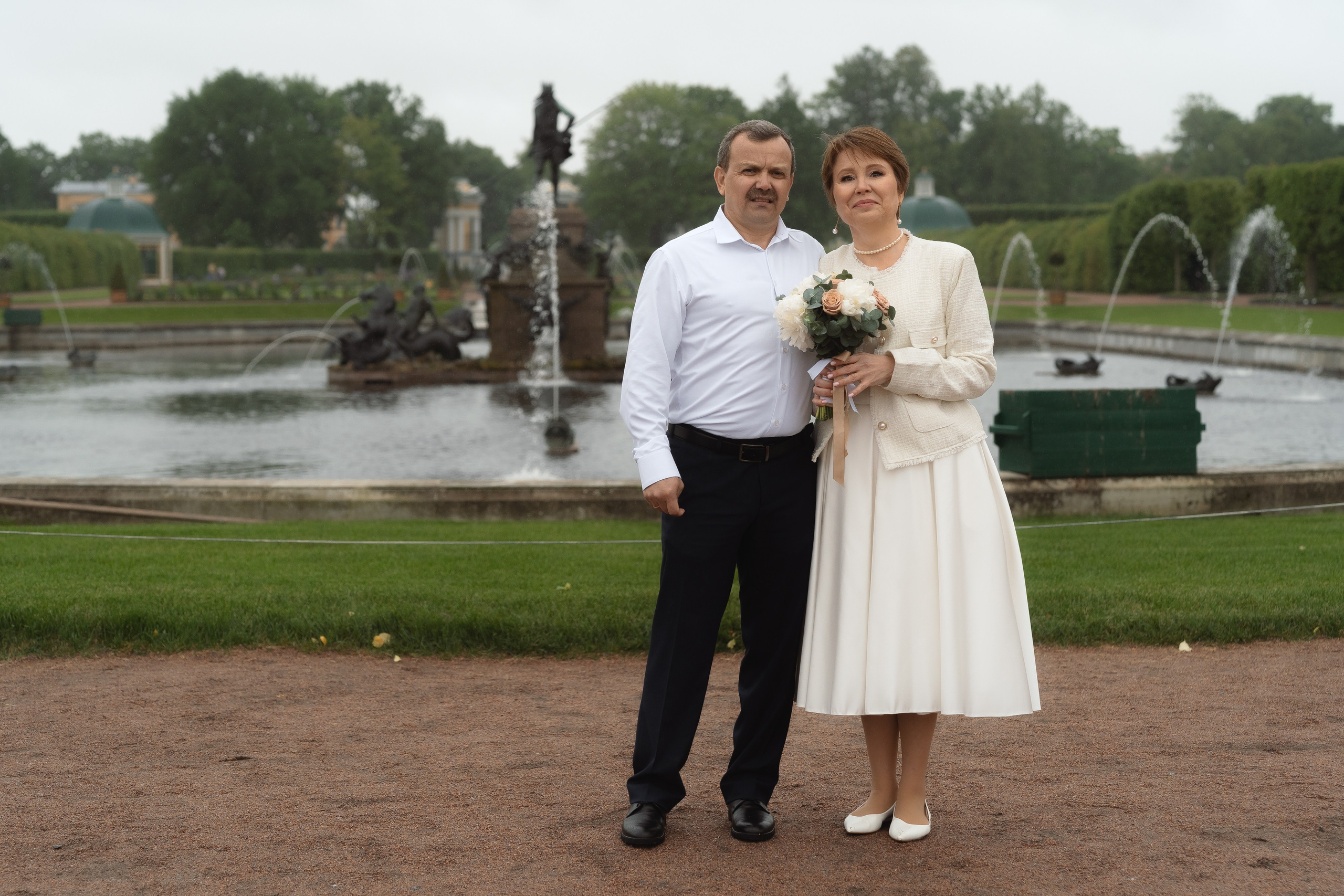 Молодожёны на фоне фонтана в Петергофе