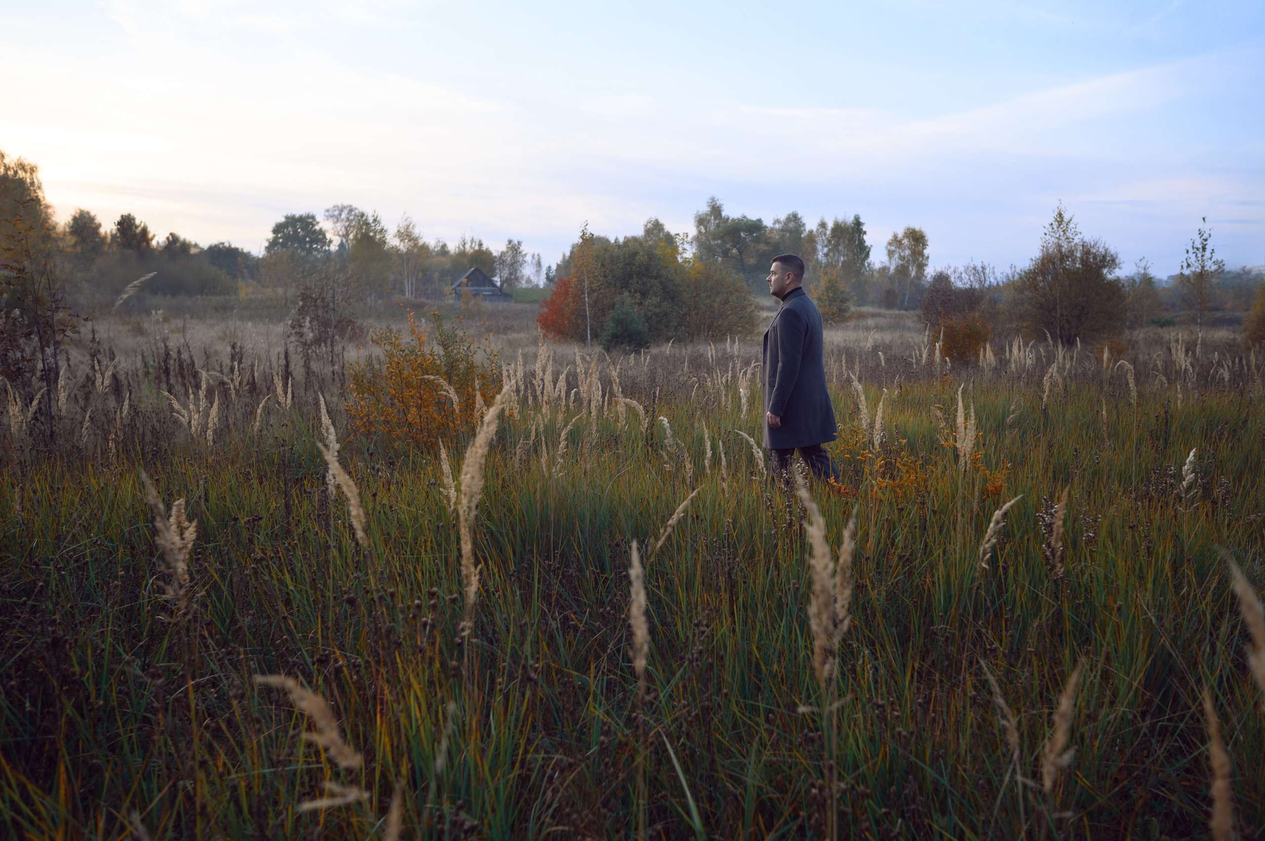 Мужская фотосессия на природе осенью.