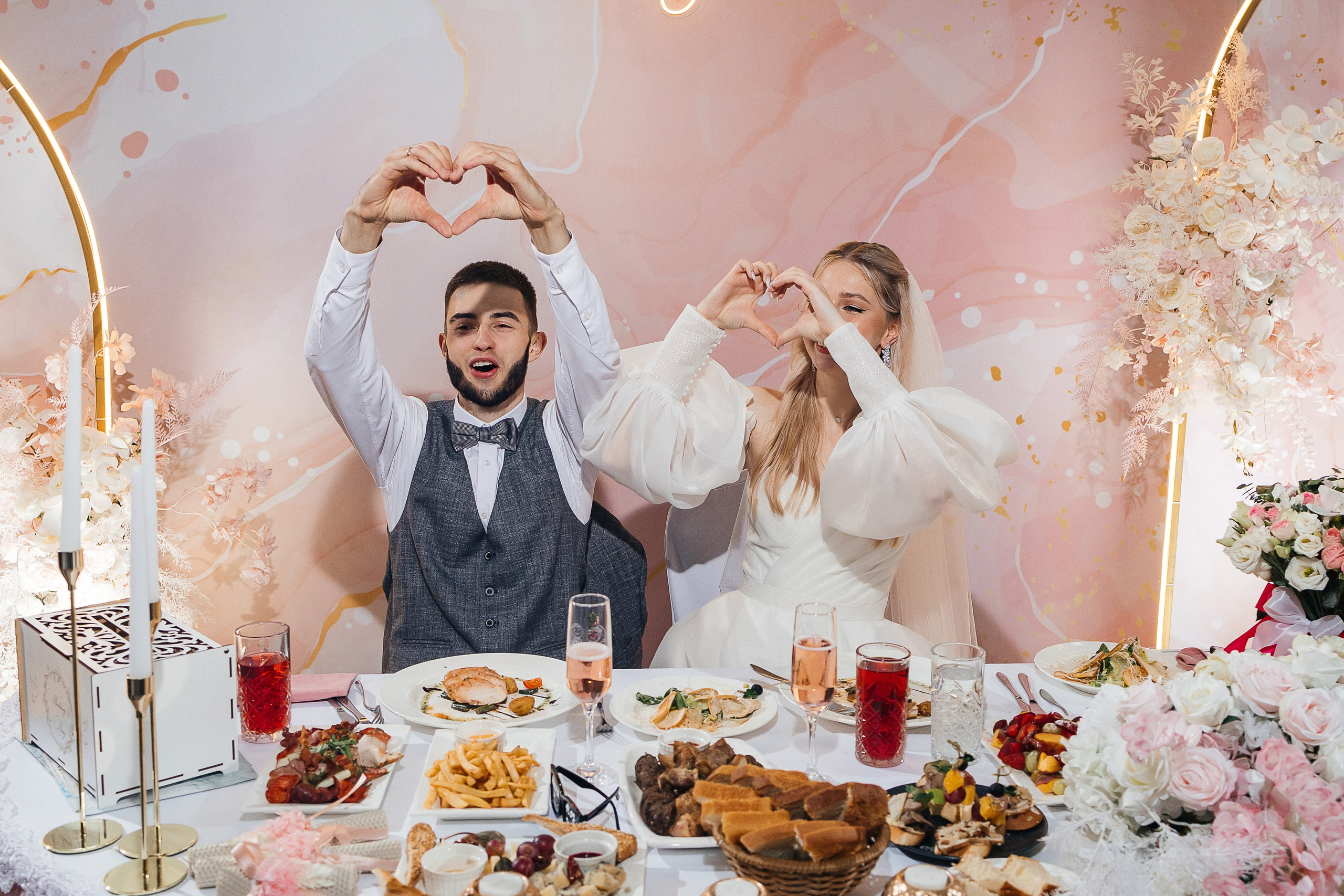 Чувственная первая встреча пары в отеле. Олег Сверчков | Свадебный фотограф Вологда