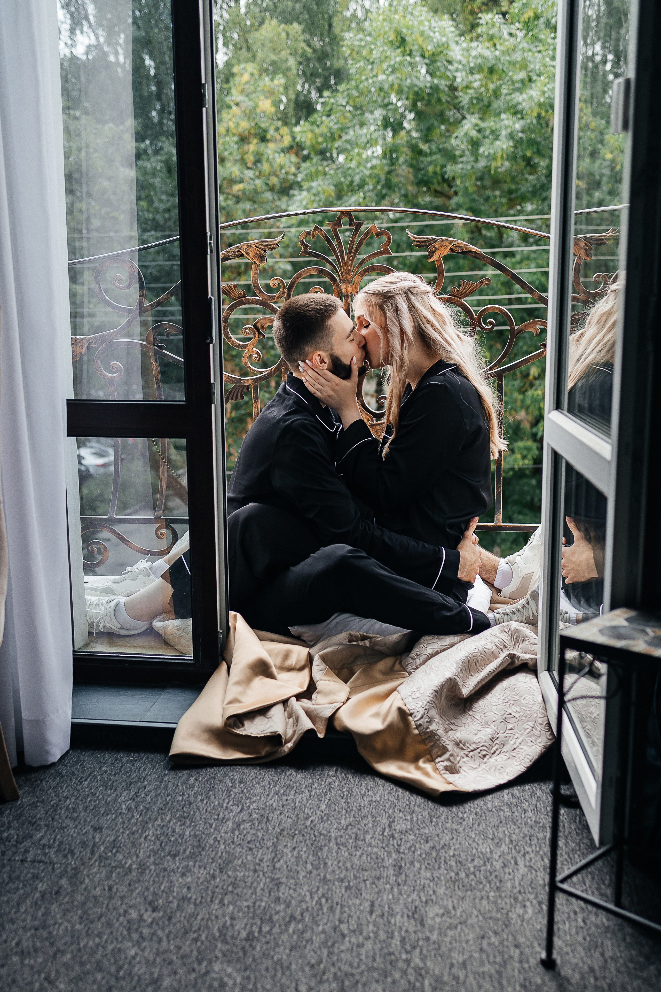 Чувственная первая встреча пары в отеле. Олег Сверчков | Свадебный фотограф Вологда