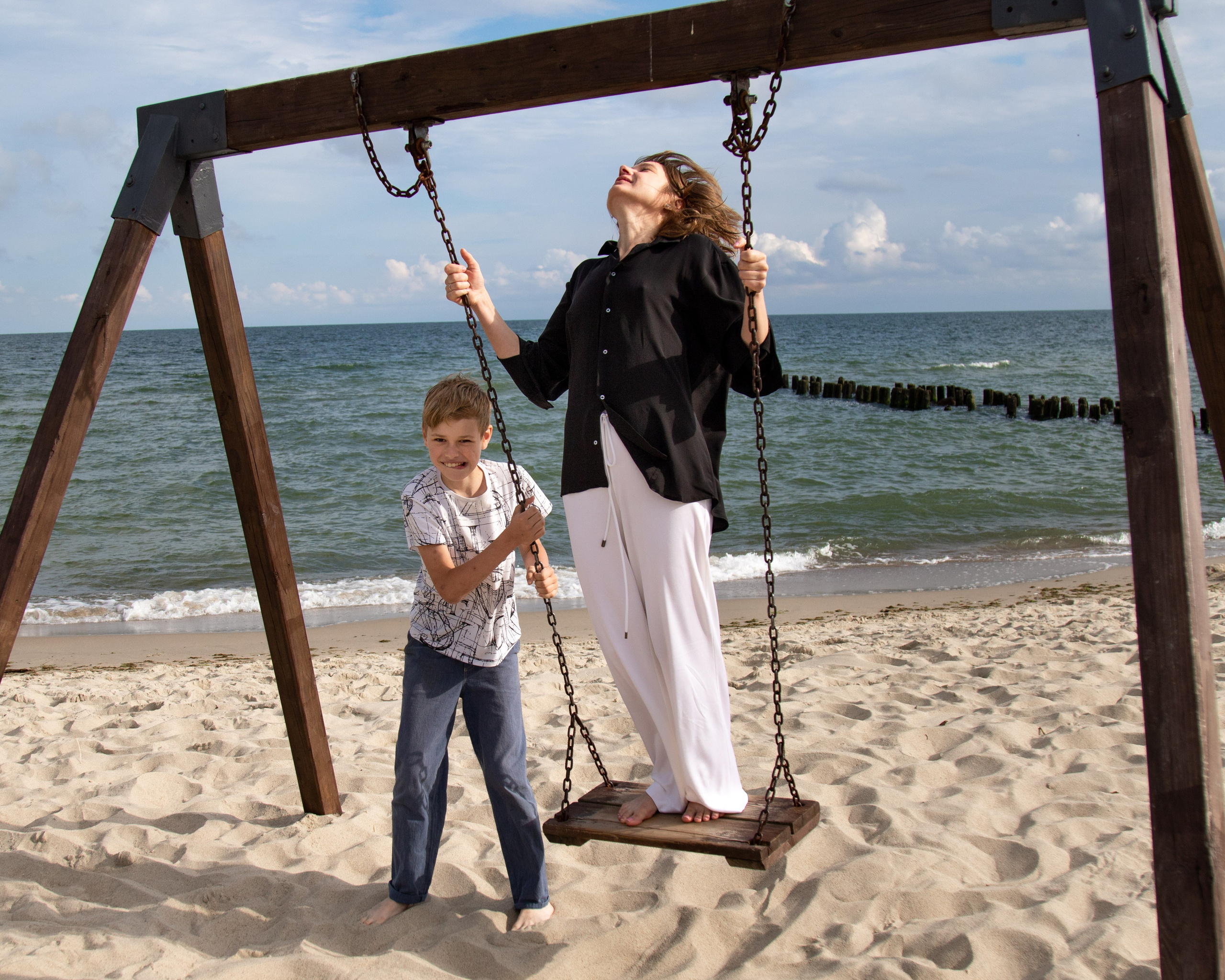 Мама и сын на качелях