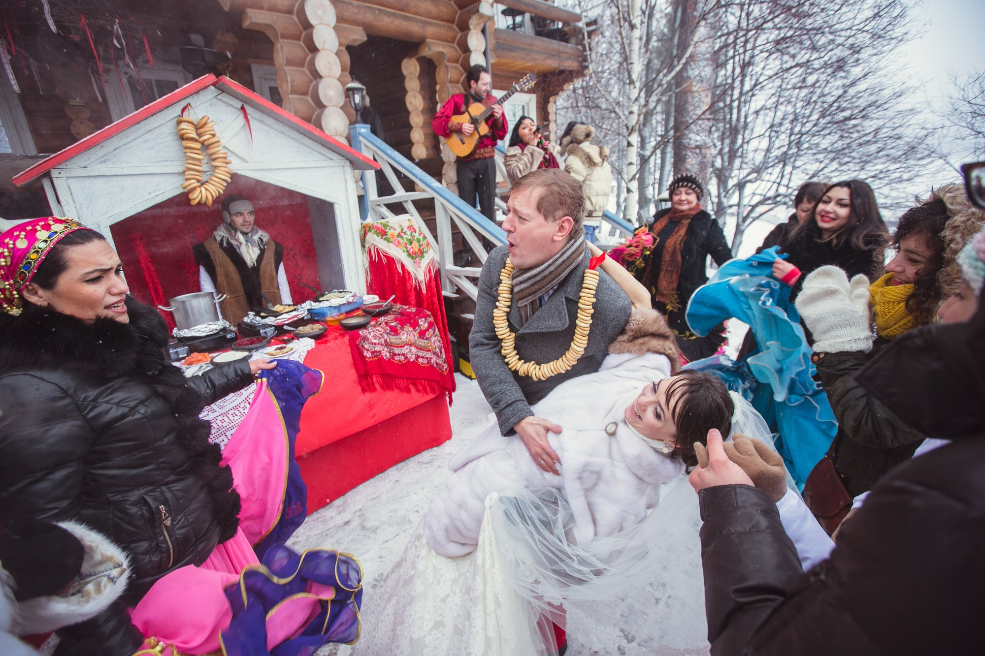 Зимняя свадьба в русских традициях. Семейный, портретный и свадебный фотограф в Санкт-Петербурге и Москве