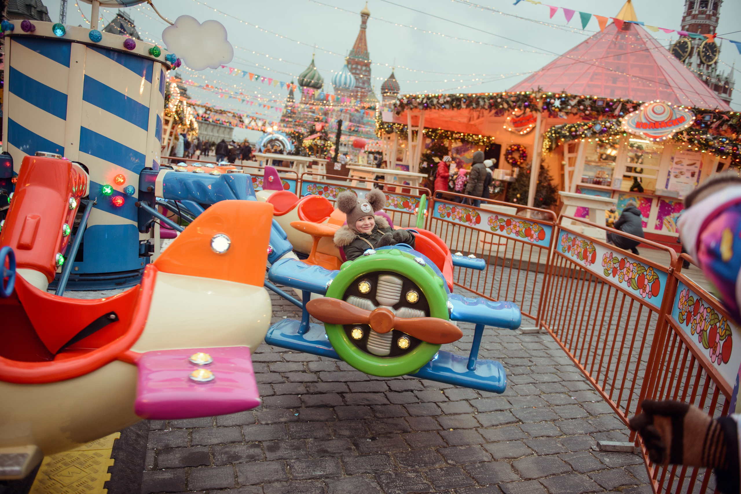 family photo shoot walking in the city. New Year Christmas photoshoot (Photographer in Edinburgh Elena Carruthers)