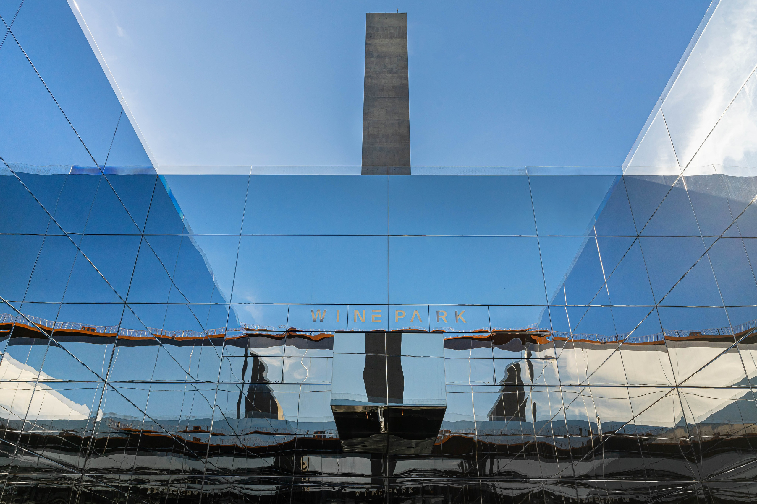 Зеркальный куб на территории отеля Мрия